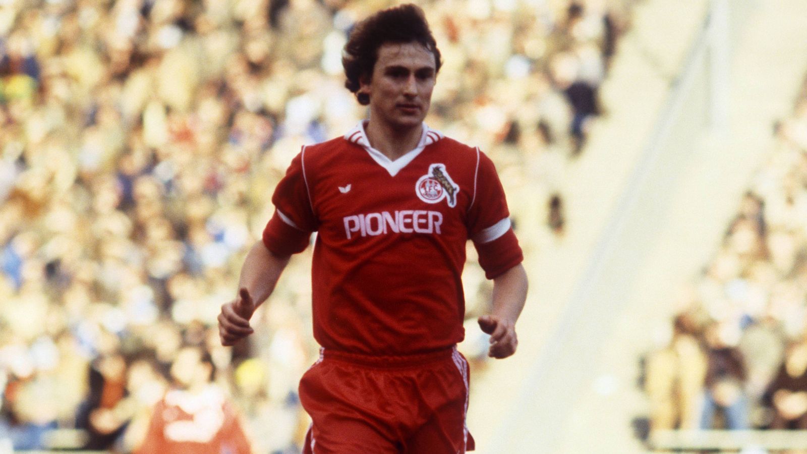 
                <strong>Platz 9 (geteilt): Dieter Müller</strong><br>
                &#x2022; <strong>Bundesliga-Tore: </strong>177 - <br>&#x2022; <strong>Bundesliga-Spiele:</strong> 303 - <br>&#x2022; <strong>Vereine:</strong> Kickers Offenbach, 1. FC Köln, VfB Stuttgart, 1. FC Saarbrücken<br>
              