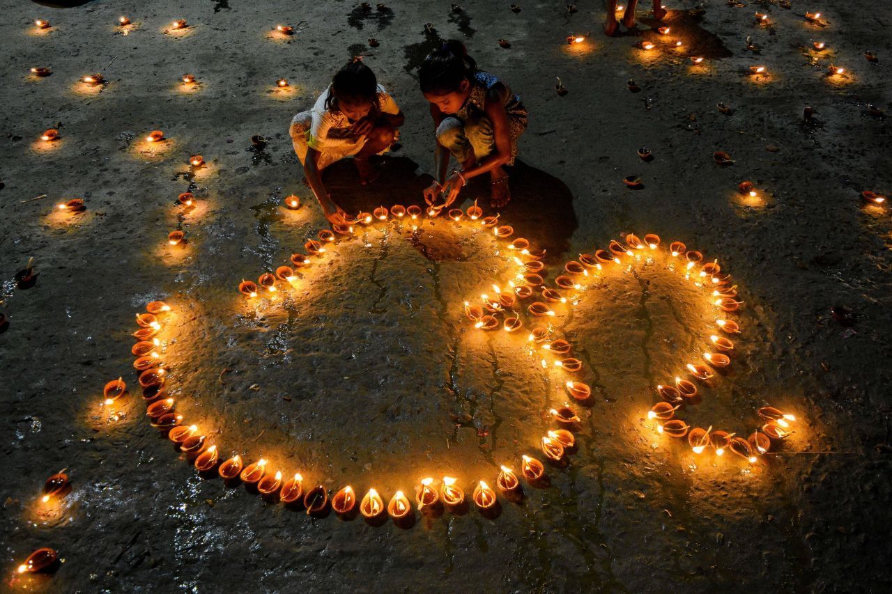 Im November feiern Hindu:istinnen das Lichterfest Divali. Das ist das indische Neujahrsfest.