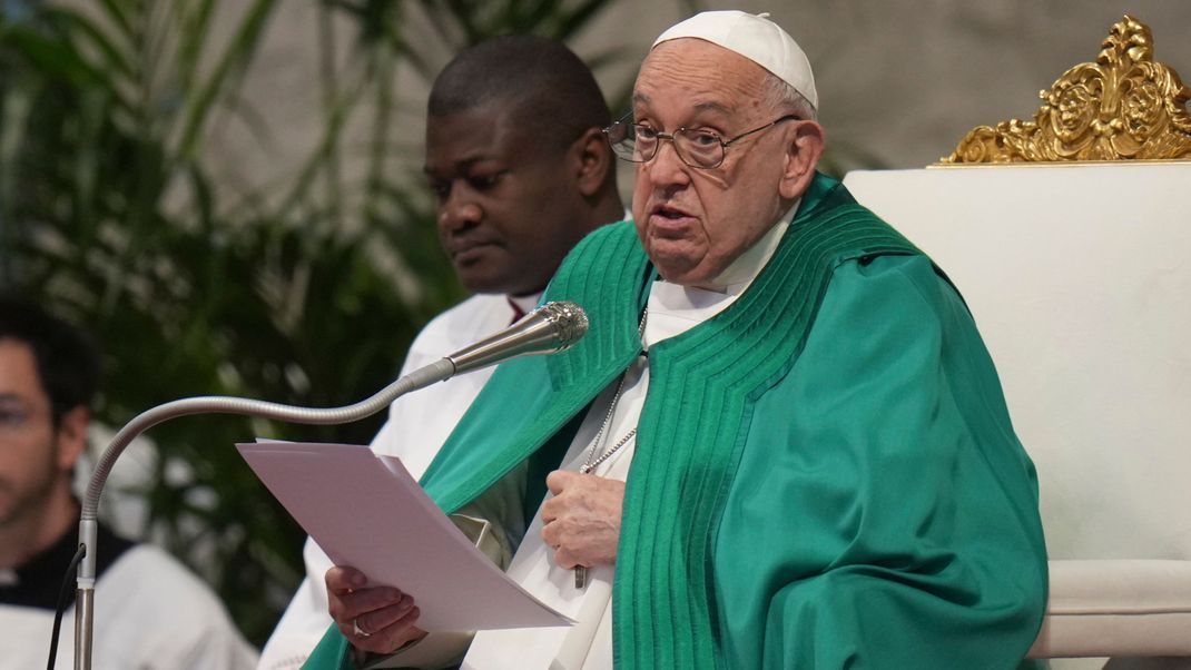 Papst Franziskus hält seine Ansprache während einer Messe anlässlich des Welttages der Armen im Petersdom im Vatikan.