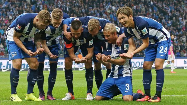 
                <strong>Hertha egalisiert Rekord</strong><br>
                Hertha BSC Berlin: Die Hertha hat tatsächlich den besten Saisonstart der Vereinsgeschichte hingelegt und damit den Rekord aus dem Jahr 1970 eingestellt. Dabei war mit diesem Erfolg im Vorfeld nicht zu rechnen. In der Endphase der vergangenen Spielzeit blieben die Berliner acht Spiele ohne Sieg. Im Sommer folgte das Debakel in der Europa-League-Qualifikation gegen Bröndby Kopenhagen. Die Vorzeichen standen alles andere als gut. 
              