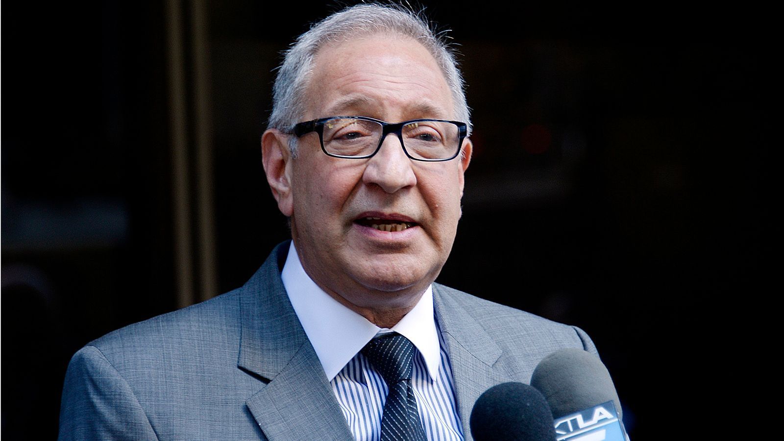 
                <strong>Erste Ankündigung</strong><br>
                Alles fing im Mai 2018 an. Damals sagte Mark Geragos im Gespräch mit "CNN", dass die NFL-Besitzer sich gegen Colin Kaepernick verschworen hätten, um so US-Präsident Donald Trump zu besänftigen. Dieser hatte zuvor Kaepernick für seine Aktionen immer wieder scharf kritisiert. Geragos kündigte an, dass bald mehr Beweise dafür auftauchen würden. "Ich würde dranbleiben, weil dieser Fall im Begriff ist, eine dramatische Wendung zu nehmen", sagte er. Auf die Frage, was er damit meine, gab Geragos an, keine Einzelheiten verraten zu können, nur eines könne er mit Gewissheit verkünden: "Jemand hat sich dazu entschieden, über das auszusagen, was die NFL mit meinem Mandanten tut." Passiert ist im Nachhinein nichts. Die ominöse Person meldete sich bis heute nicht.
              
