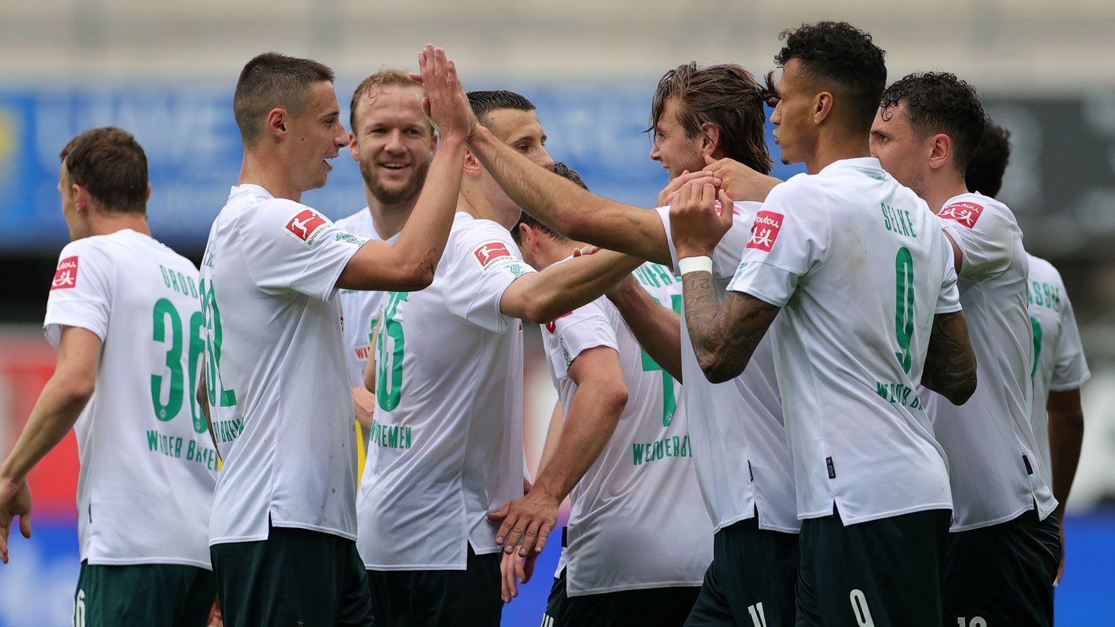 
                <strong>Pro Werder Bremen: Auswärtsstärke</strong><br>
                Von ihren Reisen haben die Grün-Weißen ordentlich Punkte in den hohen Norden mitgebracht. 22 der 31 Zähler wurden auf fremden Plätzen ergattert. Das bedeutet in der Auswärtstabelle einen ordentlichen achten Platz hinter den sieben Europapokalteilnehmern. Sechsmal gewannen die Bremer auswärts: bei Union Berlin (2:1), beim VfL Wolfsburg (3:2), bei Fortuna Düsseldorf (1:0), beim SC Freiburg (1:0), bei Schalke 04 (1:0) und beim SC Paderborn (5:1).
              