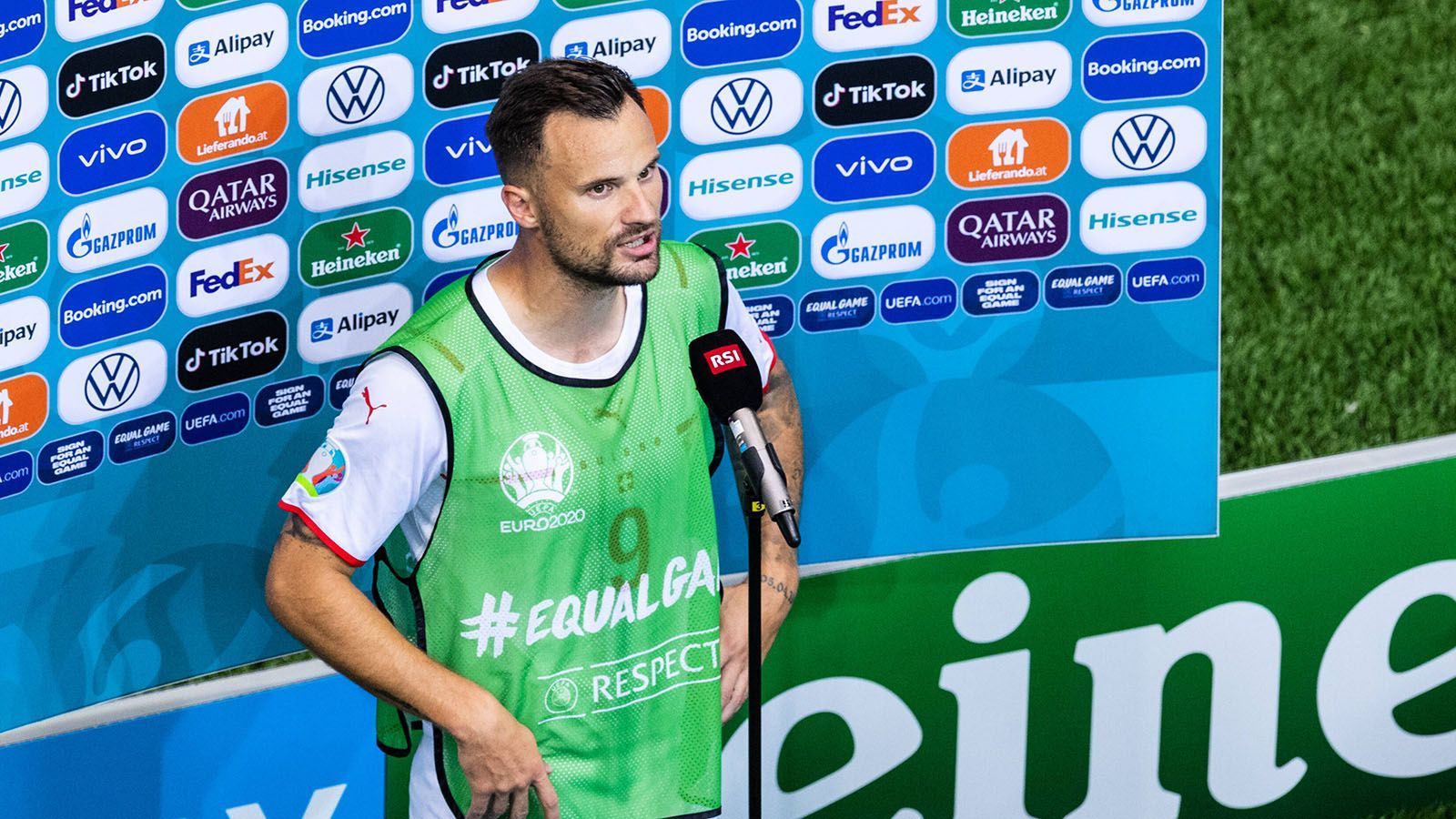 
                <strong>Haris Seferovic (Sturm)</strong><br>
                Gegen Frankreich erzielte der ehemalige Frankfurter zwei Tore und war damit einer der Hauptgründe für den Schweizer Mega-Coup. Gegen die Spanier bekommt er nun sogar Unterstützung von seiner hochschwangeren Ehefrau und seiner ersten Tochter. Den Vater bei der EM "live zu unterstützen, das sind Erinnerungen, die ein Leben lang bleiben. Diese möchte ich ihr geben", sagte Seferovics Frau dem "Blick". 
              