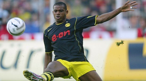 
                <strong>Sunday Oliseh</strong><br>
                Von Turin nach Dortmund ging es einst auch für den nigerianischen Nationalspieler Sunday Oliseh. Nach nur einer Saison bei Juventus, wechselte der Defensivmann im Juli 2000 zum BVB, nachdem er zuvor für die Italiener nur 19 Mal zum Einsatz kam. Bei den Dortmundern verbrachte Oliseh dann fünf Jahre, wurde zwischenzeitlich aber an den Liga-Konkurrenten Bochum ausgeliehen. 72 Mal lief der 63-malige Nationalspieler in diesen fünf Jahren für Dortmund auf. 2005 wechselte Oliseh dann ablösefrei für zum belgischen Klub KRC Genk, wo er Anfang 2006 das Karriereende verkündete. Mittlerweile arbeitet der 43-Jährige als Trainer, war zuletzt beim niederländischen Zweitligisten Fortuna Sittard in der Verantwortung.
              