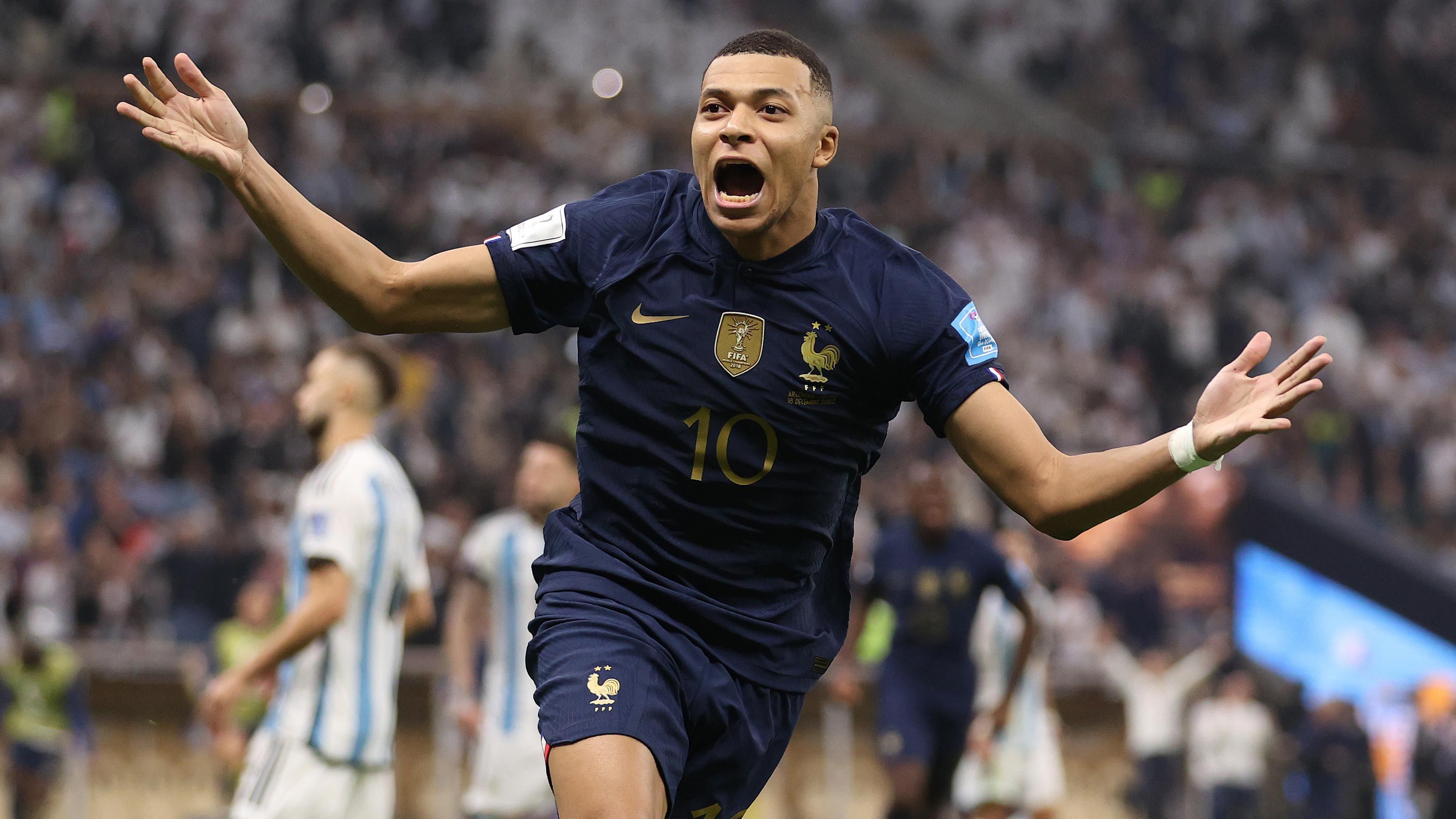 
                <strong>Running Back: Kylian Mbappe (Paris Saint-Germain)</strong><br>
                "Auf der Position des Running Backs brauchen wir jemanden, der schnell ist und auch Biss hat", sagt Johnson und legt sich deshalb auf den französischen Ausnahmespieler von PSG fest. "Er hat die richtige Einstellung. Running Backs müssen ein bisschen giftig sein, den Kontakt suchen und in den opportunen Momenten zuschlagen." Speed hat Mbappe allemal - er wurde in der Vergangenheit bereits mit 38 km/h geblitzt.
              