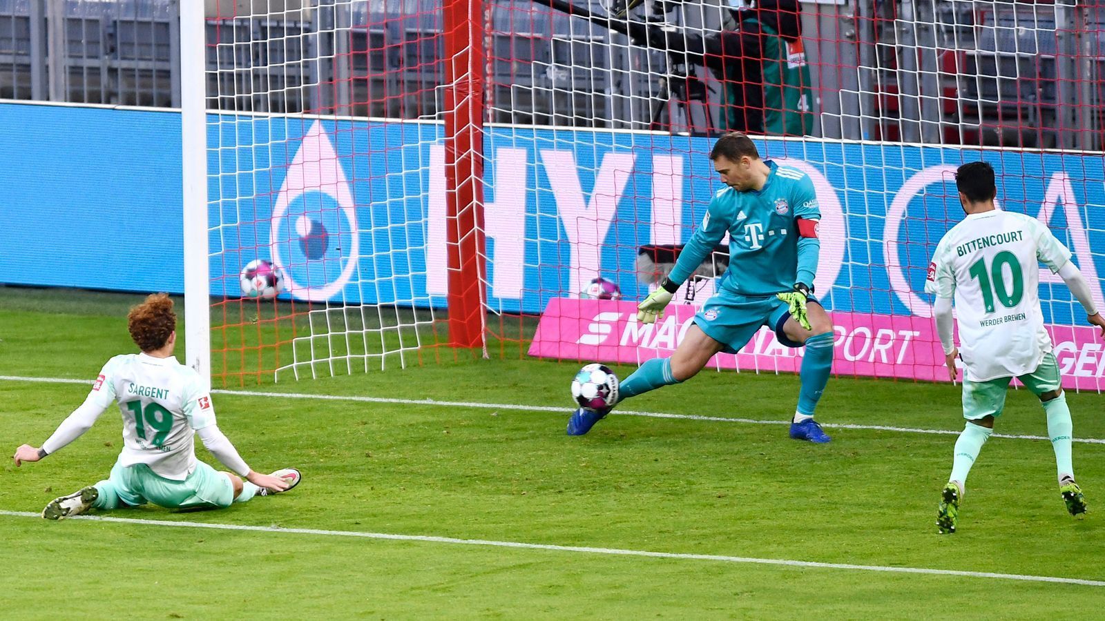 
                <strong>Manuel Neuer</strong><br>
                Nach einer ruhigen Viertelstunde binnen Sekunden gleich zweimal geprüft, als er in höchster Not gegen Sargent und Augustinsson hält. Stets auf dem Posten, wenn er gebraucht wird. Beim Gegentor kurz vor der Pause chancenlos. Seine Parade in der Schlussphase gegen Sargent verhindert die Niederlage der Bayern. ran-Note: 2
              