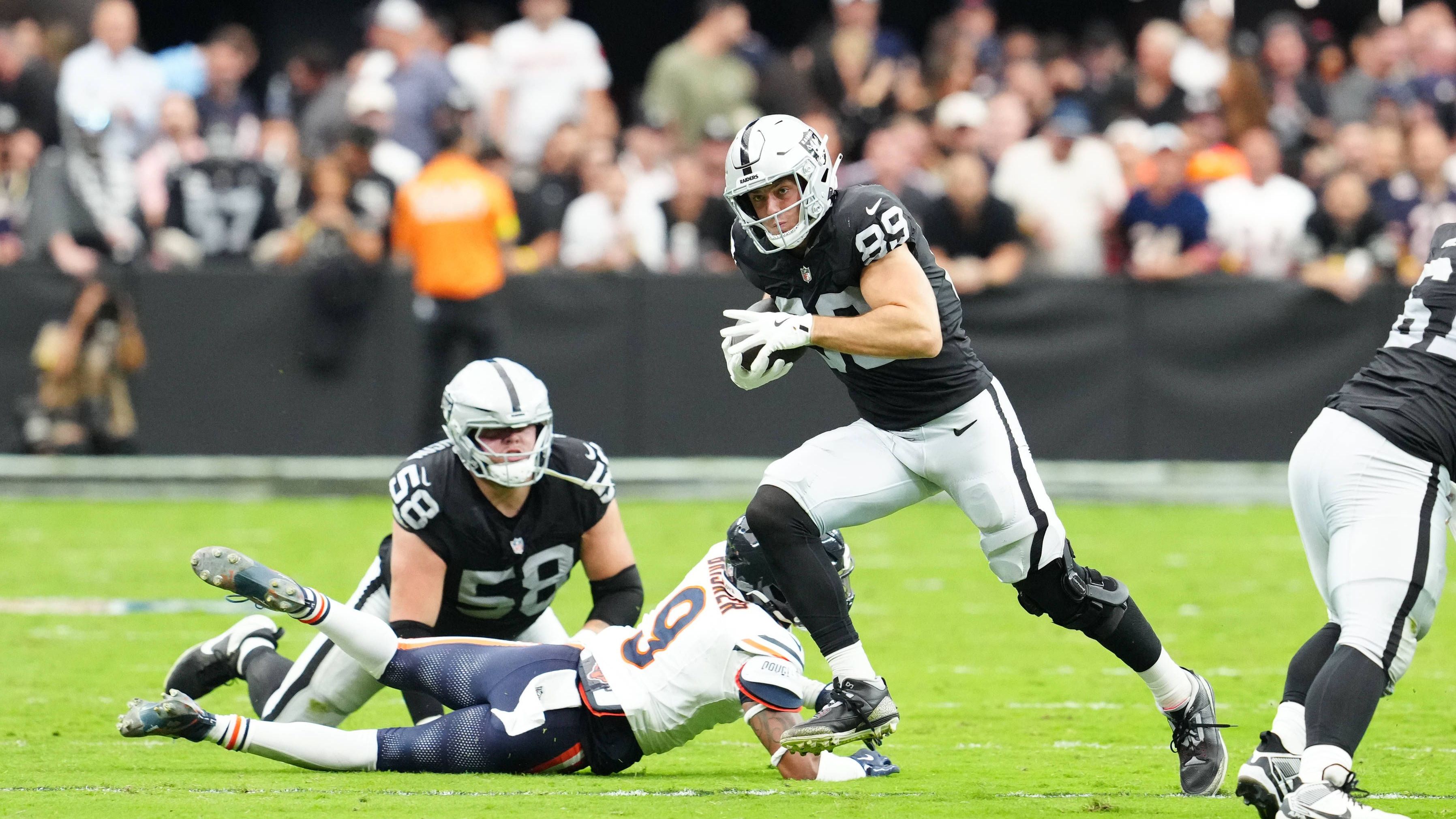<em><strong>Brock Bowers (Las Vegas Raiders)</strong><br>Die Las Vegas Raiders müssen im Auswärtsspiel bei den Indianapolis Colts am Sonntagabend auf Star-Tight-End Brock Bowers verzichten. Der 22-Jährige konnte aufgrund einer Knieverletzung die komplette Woche nicht trainieren und wurde rund 90 Minuten vor Spielbeginn offiziell als inaktiv eingestuft. Damit fehlt Quarterback Geno Smith eine seiner wichtigsten Anspielstationen.</em>