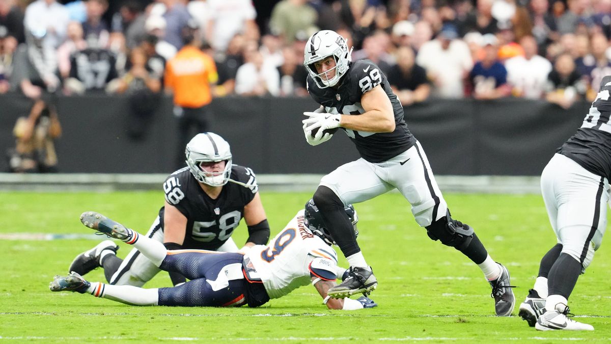 NFL, American Football Herren, USA Chicago Bears at Las Vegas Raiders Sep 28, 2025; Paradise, Nevada, USA; Las Vegas Raiders tight end Brock Bowers (89) runs the ball during the second half against...