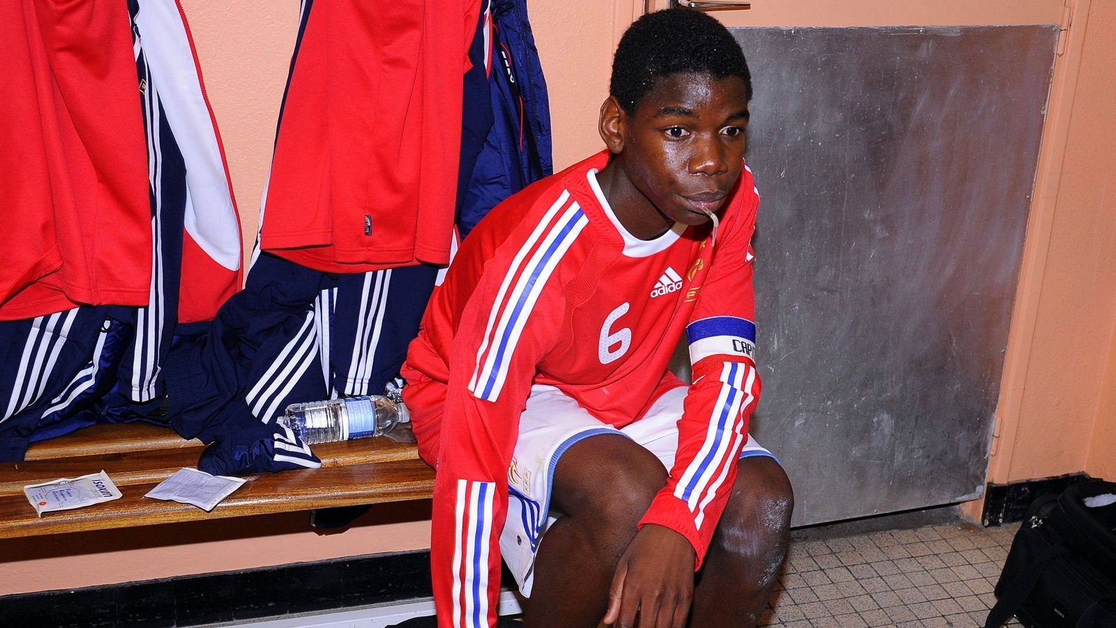 
                <strong>Paul Pogba - 2008</strong><br>
                Mit diesem Bild mussten wir die Galerie einfach beenden. Unser Lieblingsschnappschuss. Eurer auch?
              