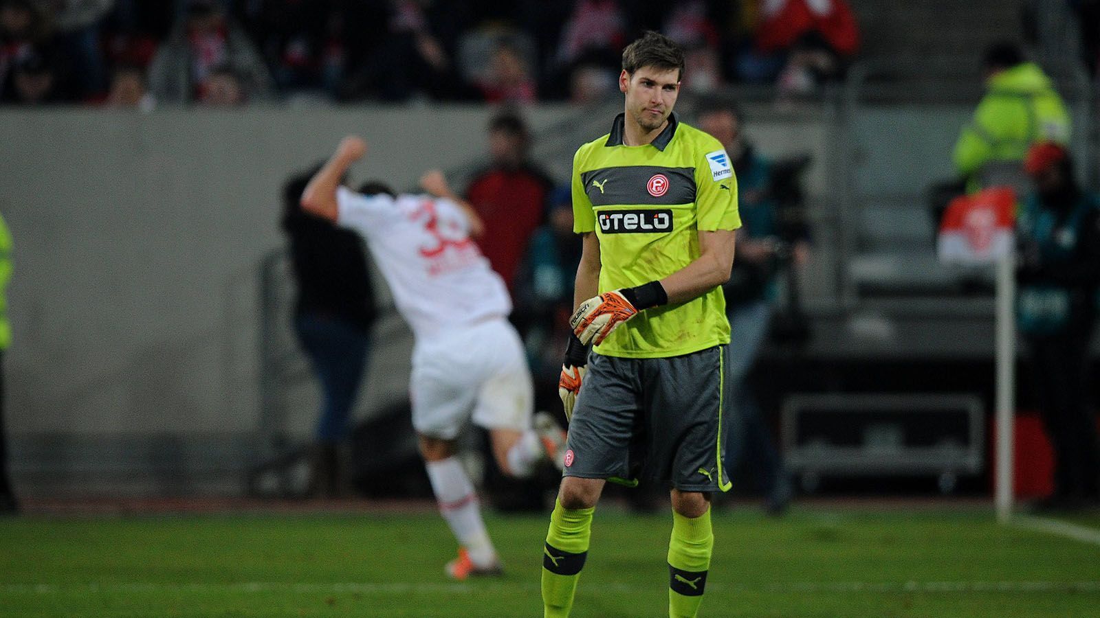 
                <strong>Fabian Giefer (Fortuna Düsseldorf) </strong><br>
                19. Januar 2013: Fortuna Düsseldorf – FC Augsburg (2:3)Und wieder Fabian Giefer, diesmal im Dress der Düsseldorfer. Im Spiel der Fortuna gegen Augsburg patzte der Schlussmann gleich zweimal. Nach einem langen Pass köpfte Düsseldorfs Juanan den Ball zurück zu Giefer. Der ließ jedoch den Ball durch seine Beine rutschen und Augsburg-Stürmer Sascha Mölders musste nur noch zum 0:1 einschieben. Beim 0:3 war Mölders erneut Nutznießer eines Giefer-Aussetzers, als der Fortunen-Keeper den Stürmer anschoss und der Ball von Mölders Hintern ins Tor abprallte.
              