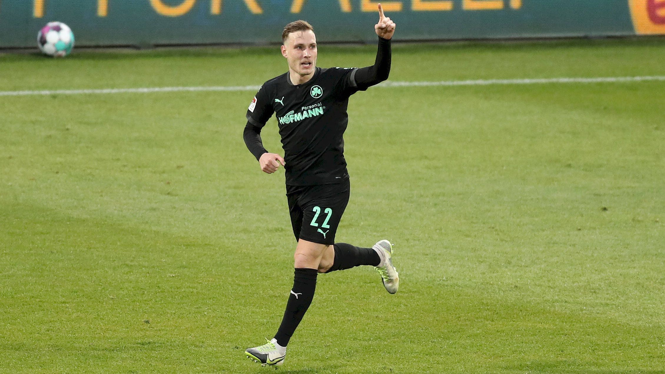 
                <strong>David Raum (SpVgg Greuther Fürth)</strong><br>
                U21-Länderspiele: 5Der nächste, der zum Viertelfinale gegen Dänemark aller Voraussicht nach auf dem Rasen stehen wird. Der linke Außenverteidiger von der SpVgg Greuther Fürth ist vielseitig einsetzbar und wird ab der kommenden Saison für die TSG Hoffenheim auflaufen. Das Fürther Eigengewächs war fester Bestandteil in Stefan Leitls Mannschaft und zeichnete sich regelmäßig als Vorlagengeber aus. Bereits 18 Assists hat Raum in der Saison 20/21 bereits auf dem Konto. Sein bisher einziges Tor erzielte er im April beim 2:2 gegen den SV Darmstadt 98. 
              