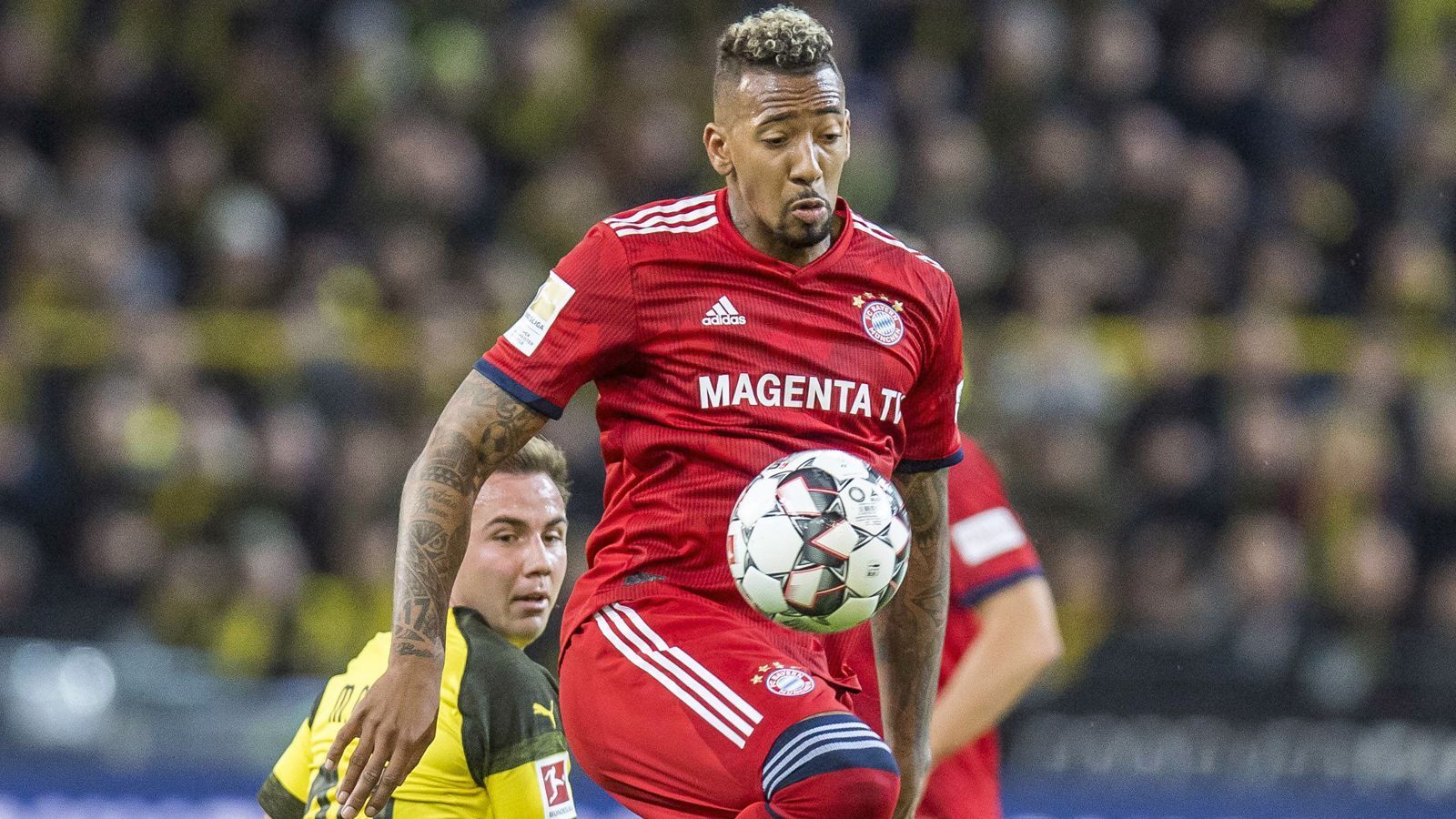 
                <strong>Jerome Boateng (FC Bayern München)</strong><br>
                Wirkt deutlich gefestigter als sein Nebenmann im Abwehrzentrum. Mit gutem Zweikampfverhalten, rettet in der zweiten Halbzeit stark gegen Alcacer. Hebt dann allerdings beim 3:2 für Dortmund das Abseits auf. ran-Note: 4
              