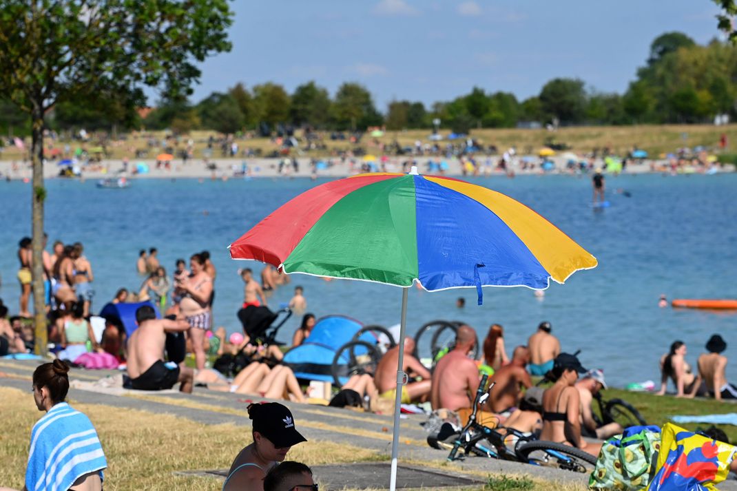 Am See im Münchner Stadtteil Riem kann bald wieder gebadet werden. (Symbolbild)