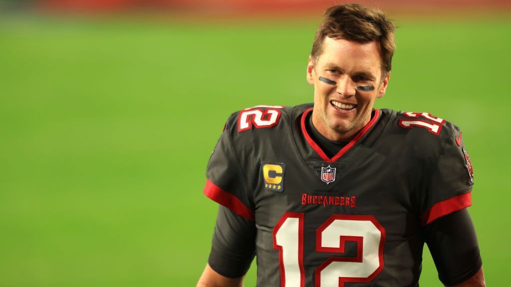 
                <strong>Erreichen der Playoffs</strong><br>
                Am Ende der Regular Season erreichten die Buccaneers mit Brady als Starter eine 11-5-Bilanz, das berechtigte die Mannen aus Tampa Bay zur Teilnahme an den Playoffs als bester Nicht-Division-Sieger. Das brachte Tom Brady einen weiteren Bonus von 500.000 Dollar ein. Übrigens verpasste Tom Brady als Starter nur einmal die Playoffs: In der Saison 2002 mit den New England Patriots als amtierender Super Bowl-Champion.
              