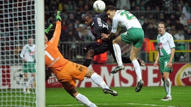 <strong>4. Platz: Werder Bremen - Olympique Lyon: 2:7 (H), 8. März 2005</strong><br>Mitte der 2000er gehörten Werder Bremen und Olympique Lyon durchaus noch zum erweiterten Kreis der europäischen Elite. Am 8. März 2005 traf dies allerdings nur auf Lyon zu. Im Achtelfinal-Rückspiel setzte es für Klose, Micoud und Co. eine 2:7-Schlappe. Bereits im Hinspiel ging Werder mit 0:3 unter. 1994 gab es zudem schon ein 0:5 bei Porto.