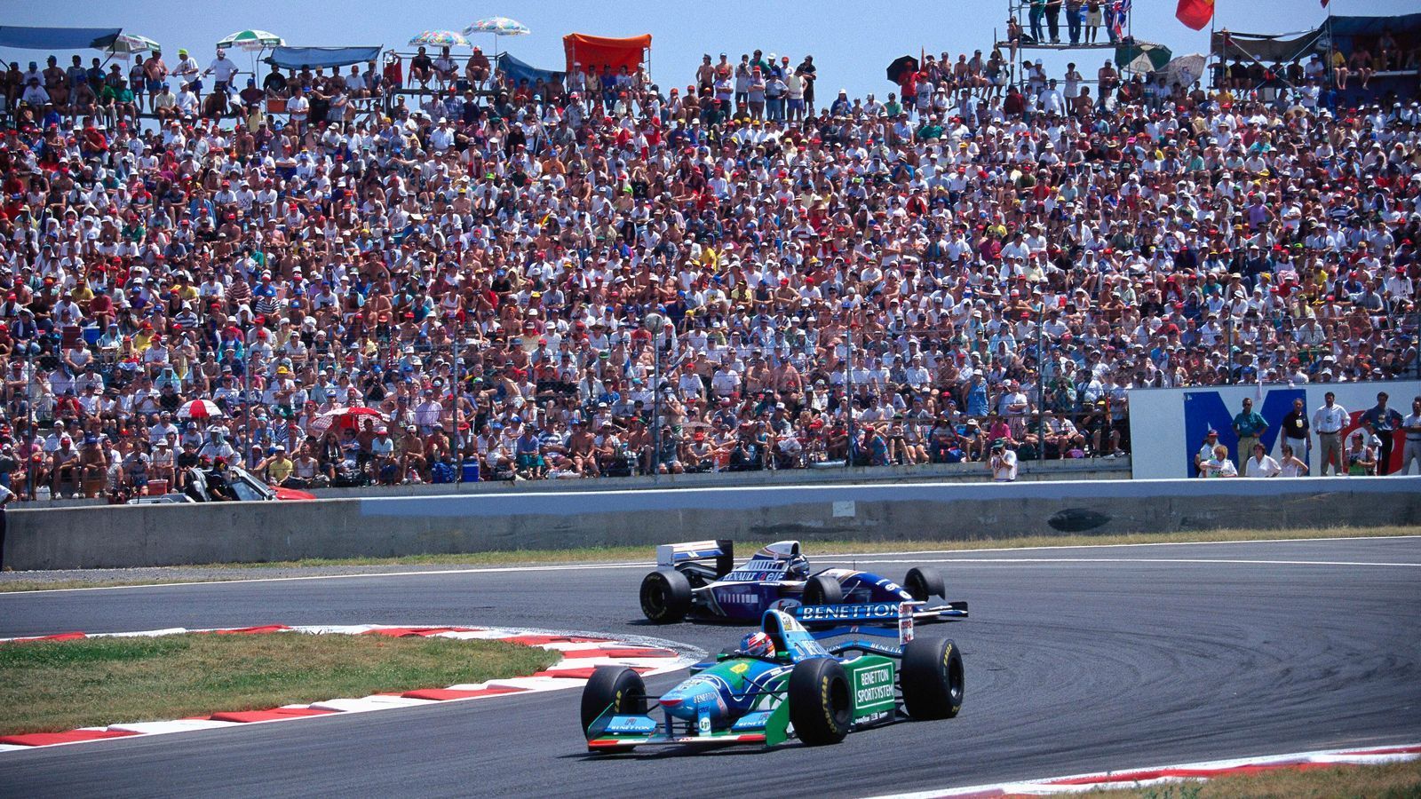 
                <strong>7. Saisonlauf: Frankreich-GP in Magny Cours</strong><br>
                Ein ähnliches Bild in Frankreich, als Schumacher erneut vor Hill siegt. Sein Vorsprung auf den Briten? 37 Punkte. Ein Pfund, schließlich gibt es damals nur zehn Punkte für einen Sieg.
              