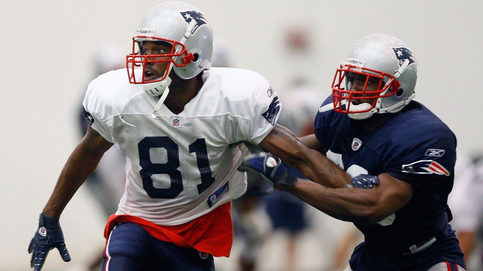 
                <strong>New England Patriots - Randy Moss</strong><br>
                "Tatsächlich wird der Trade von Randy Moss zu den Minnesota Vikings im Jahr 2010 oft als einer der schlechtesten Trades der Patriots angesehen. Randy Moss war ein herausragender Wide Receiver und spielte eine entscheidende Rolle für die Patriots, insbesondere in der Saison 2007, als er den Rekord für die meisten Touchdown-Catches in einer Saison aufstellte. Jedoch begannen in der Saison 2010 Spannungen zwischen Moss und dem Team aufzutreten. Die Patriots entschieden sich schließlich, Moss zu den Vikings zu traden. Im Austausch für Moss erhielten die Patriots nur einen Drittrunden-Draftpick. Viele Fans und Analysten waren der Meinung, dass dies eine unzureichende Gegenleistung für einen talentierten Spieler wie Moss war. Zudem hatte der Trade Auswirkungen auf die Leistung der Patriots, da ihre Passing-Offense nach dem Abgang von Moss merklich nachließ."
              