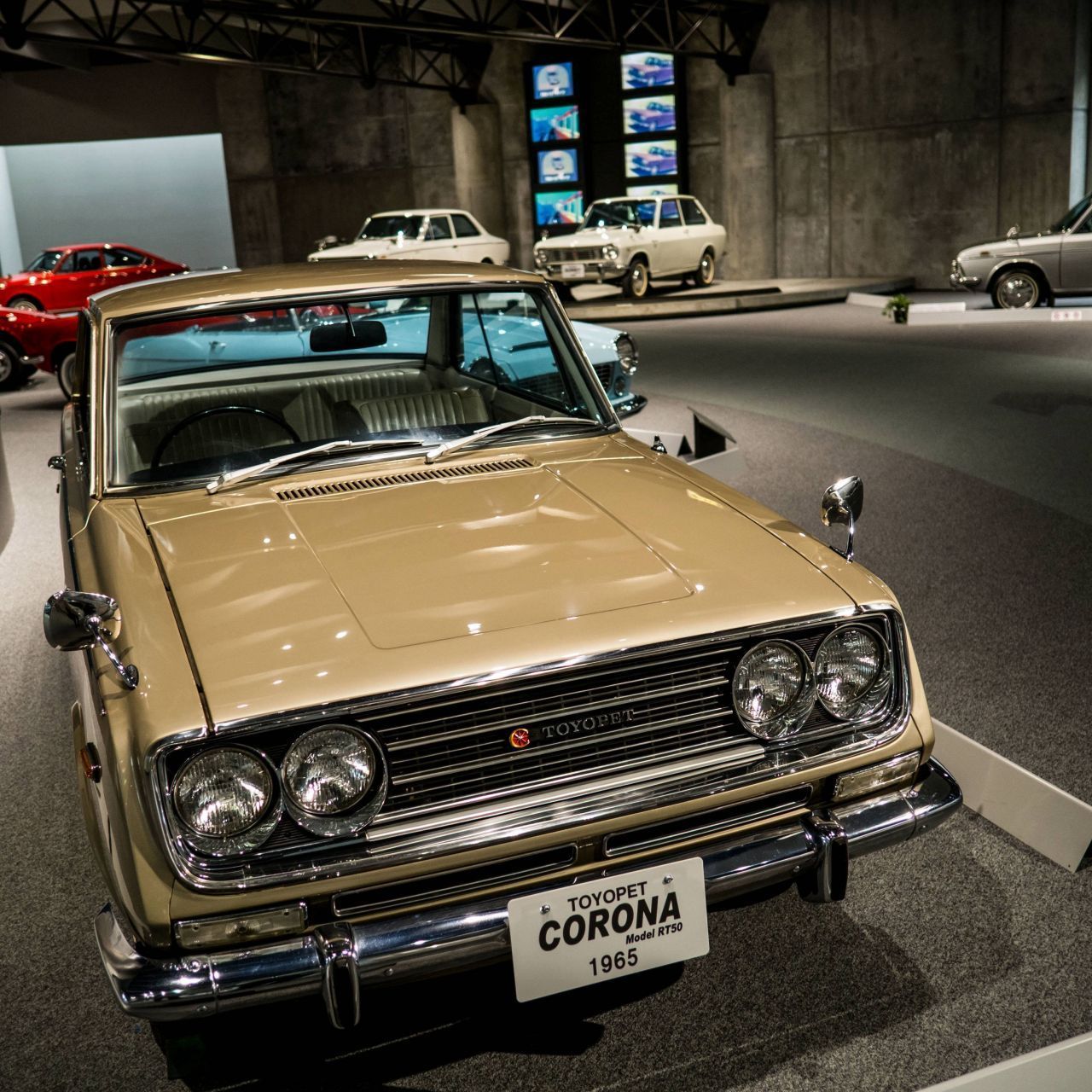 Der erste Toyota Corona rollte 1957 in Japan auf den Markt. Genauer gesagt, handelte es sich um den Toyopet Corona. Die dritte Generation der Fahrzeuge ging 1964 in Serie, 1965 kam das Oberklassen-Modell nach Europa. Knapp 30 Jahre später war mit Corona auf 4 Rädern Schluss.