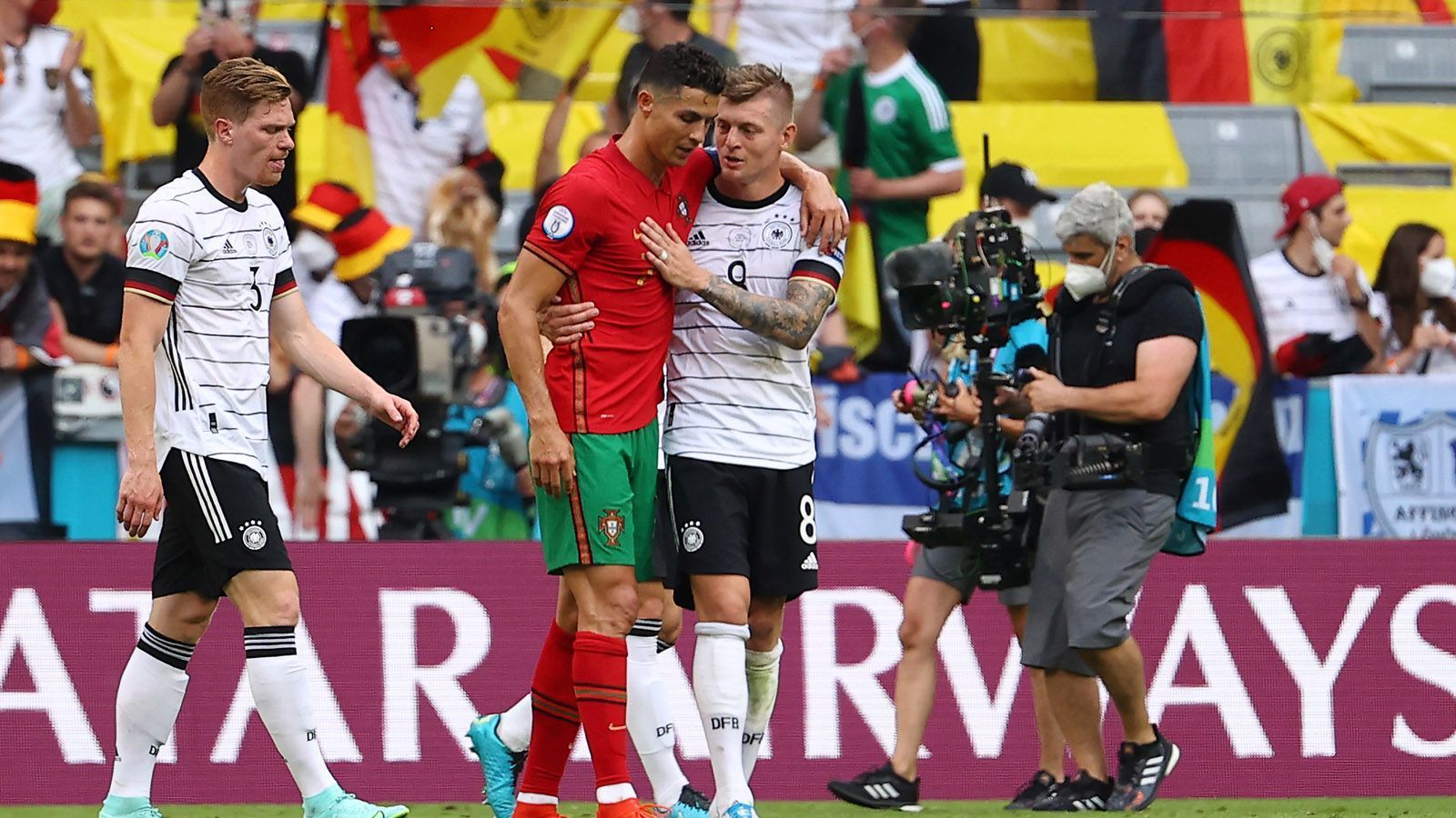 
                <strong>Fünf Spiele - fünf Niederlagen</strong><br>
                "Cristiano Ronaldo kann mehr als nur Cola-Flaschen verschieben", warnte Bundestrainer Joachim Löw vor dem zweiten EM-Gruppenspiel gegen Portugal. Dass er recht hat, weiß im Grunde jeder. Doch gegen die deutsche Nationalmannschaft hat CR7 so seine Probleme - schon immer. In fünf Aufeinandertreffen bei Europa- und Weltmeisterschaften ging der fünfmalige Weltfußballer jedes Mal als Verlierer vom Platz. ran.de präsentiert Ronaldos Pleitenserie.
              