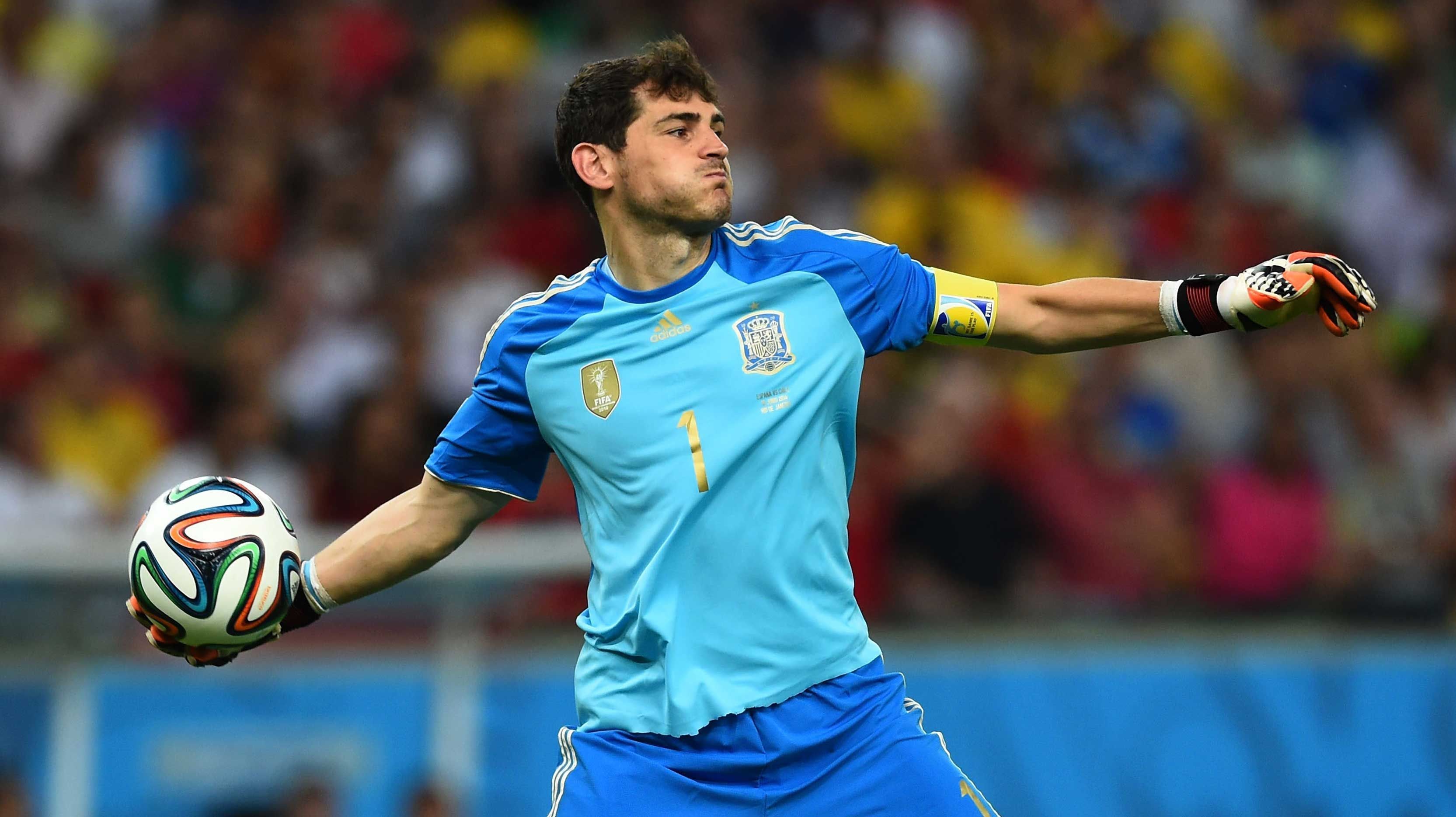 
                <strong>Tor: Iker Casillas</strong><br>
                Tor: Iker Casillas. Der spanische Nationaltorhüter soll in Lewandowskis Elf den Kasten sauber halten. Dass er das kann, hat der zweimalige Europameister unter anderem bei der EM 2012 bewiesen: Im gesamten Turnier kassierte Casillas lediglich ein Gegentor!
              