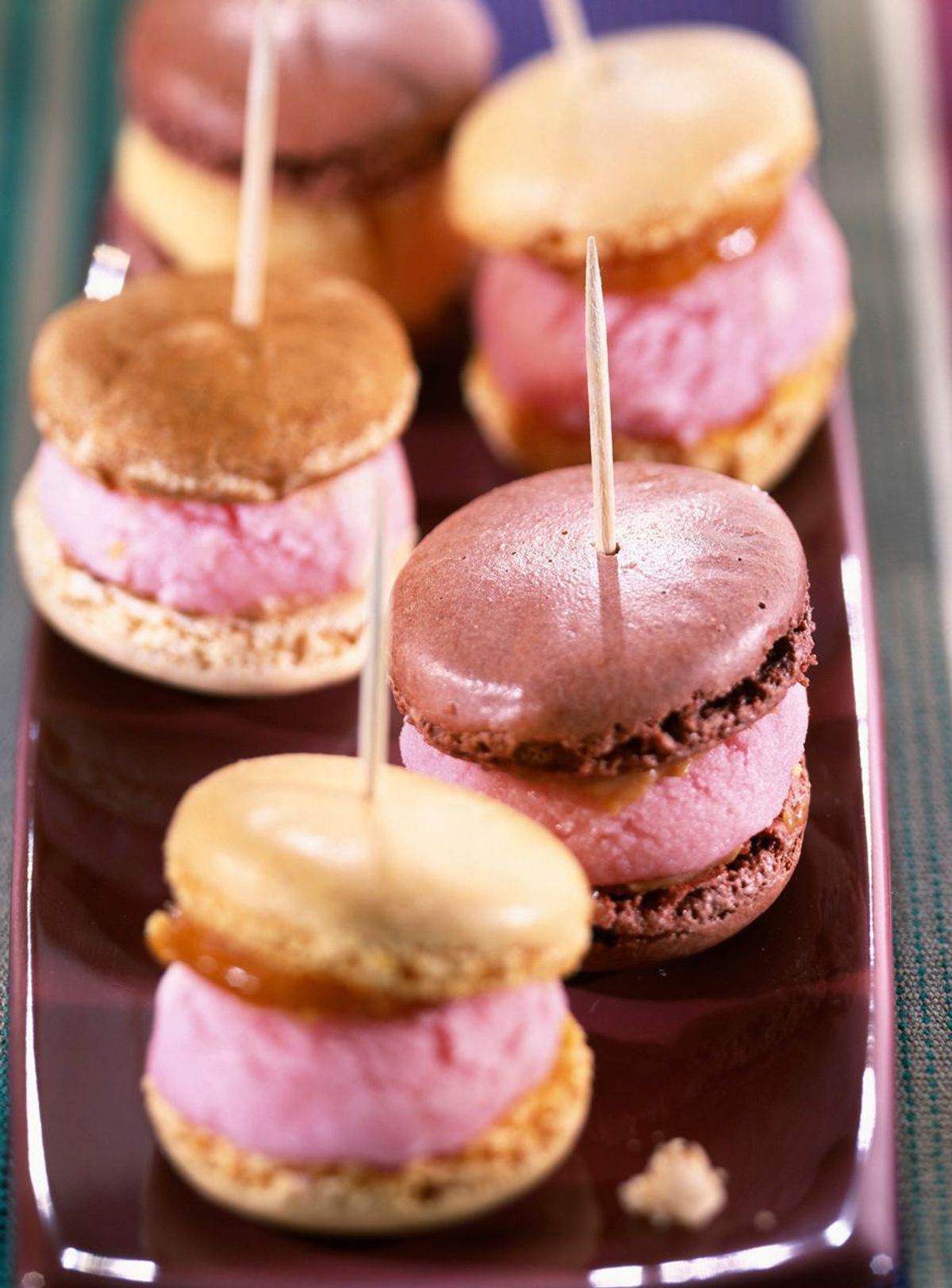 Enie backt: Rezept-Bild Zweifarbige Rosen-Macarons