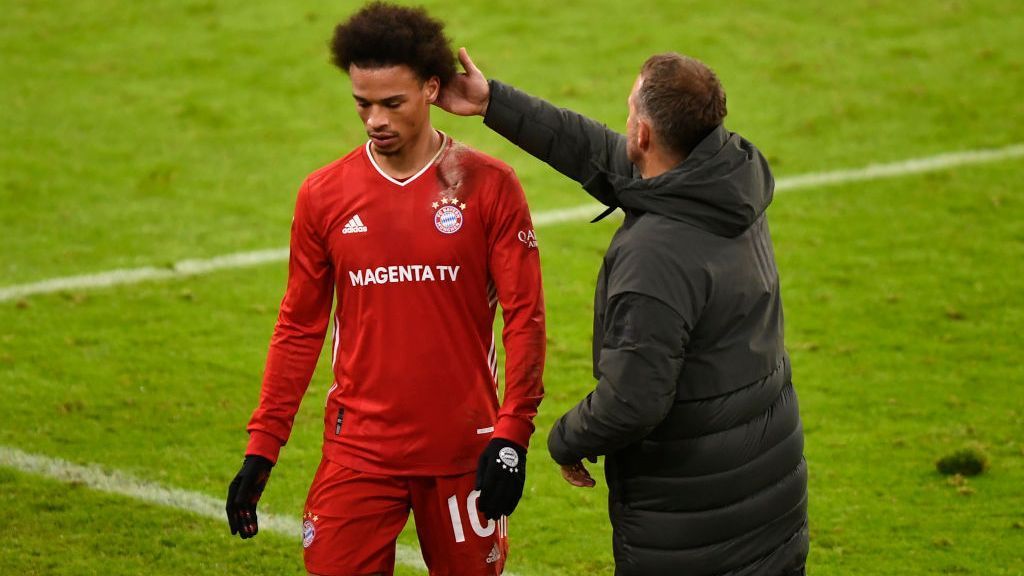 
                <strong>Flop: Leroy Sane (FC Bayern München)</strong><br>
                Zugegeben, einen Spieler mit acht Torbeteiligungen aus 15 Spielen als Flop zu bezeichnen, ist gewagt. Jedoch muss man Leroy Sanes Leistungen im Kontext der Umstände sehen. Mit reichlich Vorschusslorbeeren kam Sane nach einer gefühlt unendlich langen Posse für 45 Millionen Euro von Manchester City. Sanes Leistungen schwanken seither, meist ist er nur Reservist hinter Kingsley Coman, der sich in bestechender Form befindet. Beim Spiel gegen Wolfsburg verschuldete er gar das 0:1, ohnehin ist seine Arbeit gegen den Ball bis dato ausbaufähig. Für seine eigenen Ansprüche und die des FC Bayern muss in 2021 mehr kommen.
              