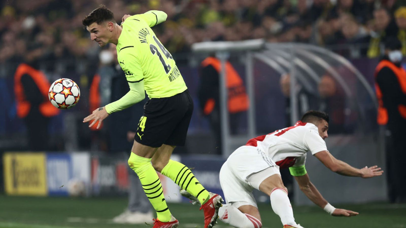 
                <strong>Thomas Meunier</strong><br>
                Auf der rechten Seite ist Meunier eigentlich kaum ins Spiel eingebunden. Offensiv setzt er so gut wie keine Nadelstiche, ohnehin konzentriert sich der Belgier nach dem Hummels-Platzverweis in erster Linie auf die Defensive. Beim Amsterdamer Ausgleich lässt er Tadic im Rücken weglaufen und sieht nicht gut aus. ran-Note: 4
              