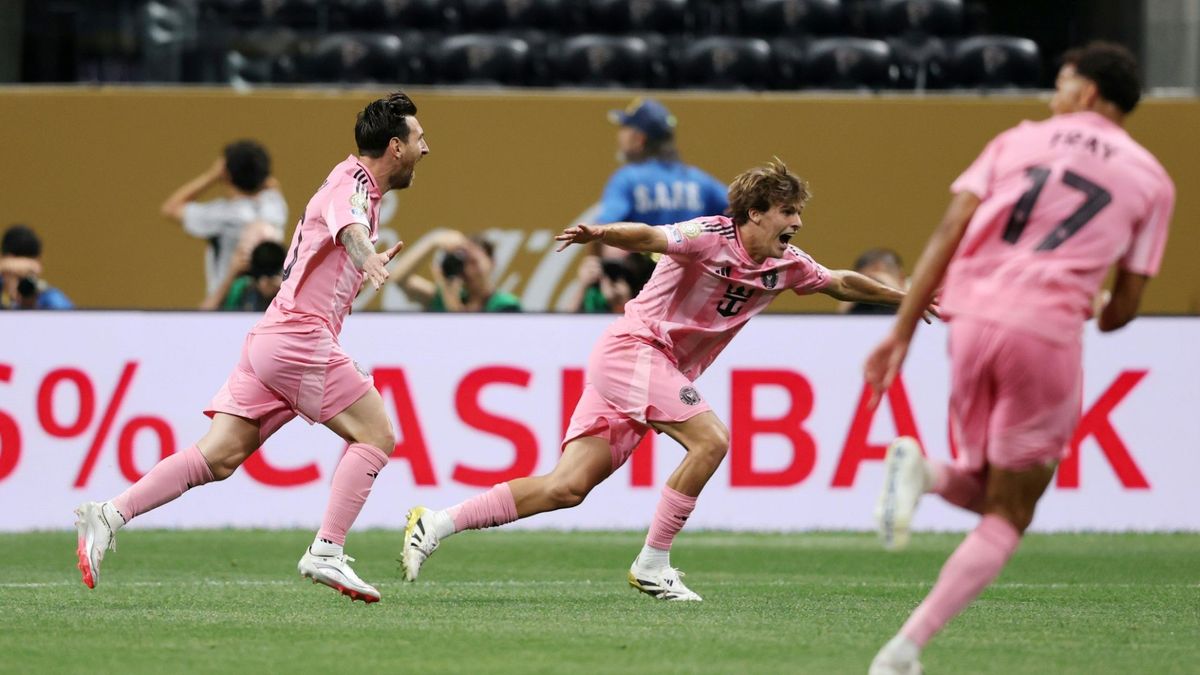 Jubel um Lionel Messi (l.)