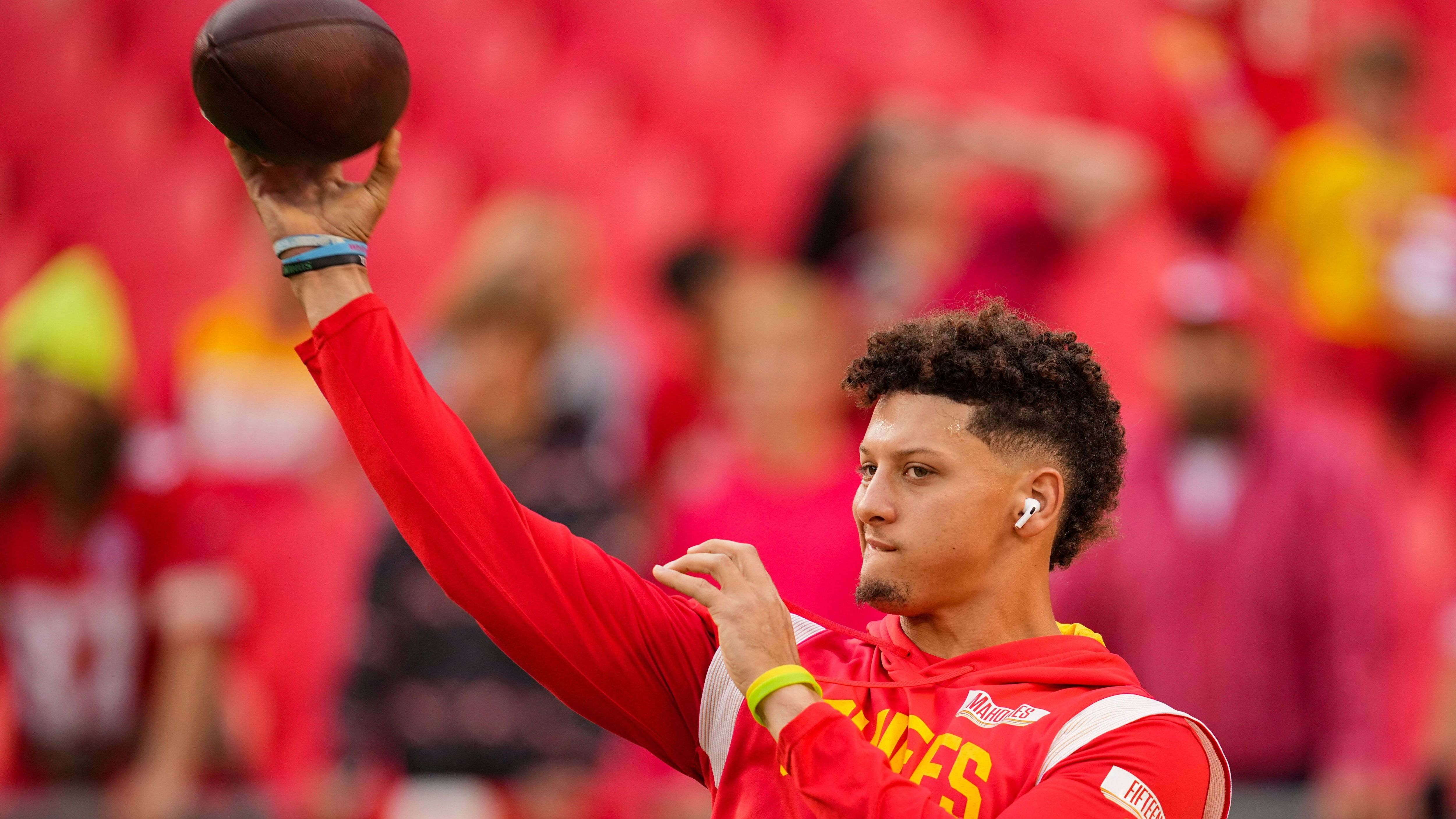 
                <strong>Mahomes' Adlerauge</strong><br>
                Und dann ist da natürlich Mahomes ... er weiß ganz genau, wie er seine Mitspieler in der Endzone findet: 15 Touchdown-Pässe hat er in dieser Spielzeit schon geworfen. Top-Wert! Im Vergleich zu Allen läuft Mahomes deutlich weniger, knapp halb so oft hat er es versucht - ein Touchdown ist ihm dabei noch nicht gelungen. Allerdings hat er den Ball auch nur einmal gefumbelt, Allen steht bei vier. Sicherheit geht vor! Das zeigen auch die Interceptions, von Allen landeten vier Pässe beim Gegner, bei Mahomes dagegen nur zwei. Allein Tom Brady ist bei ähnlichen statistischen Werten weniger anfällig für einen Fehlpass, ihm ist das Malheur nur einmal bislang unterlaufen. 
              