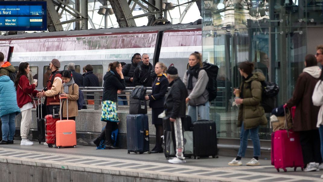 Die Brände hatten zu starken Beeinträchtigungen geführt, Tausende Bahnreisende waren betroffen.