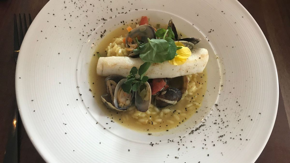 Risotto im Muschelsud mit Tintenfischfilet garniert