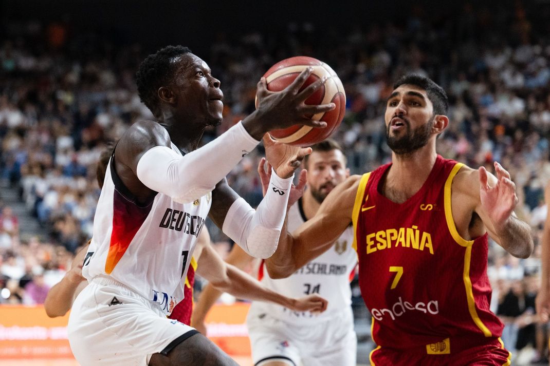 Dennis Schröder (links) peilte mit Deutschlands Basketballern den nächsten Titel an. (Archivbild)