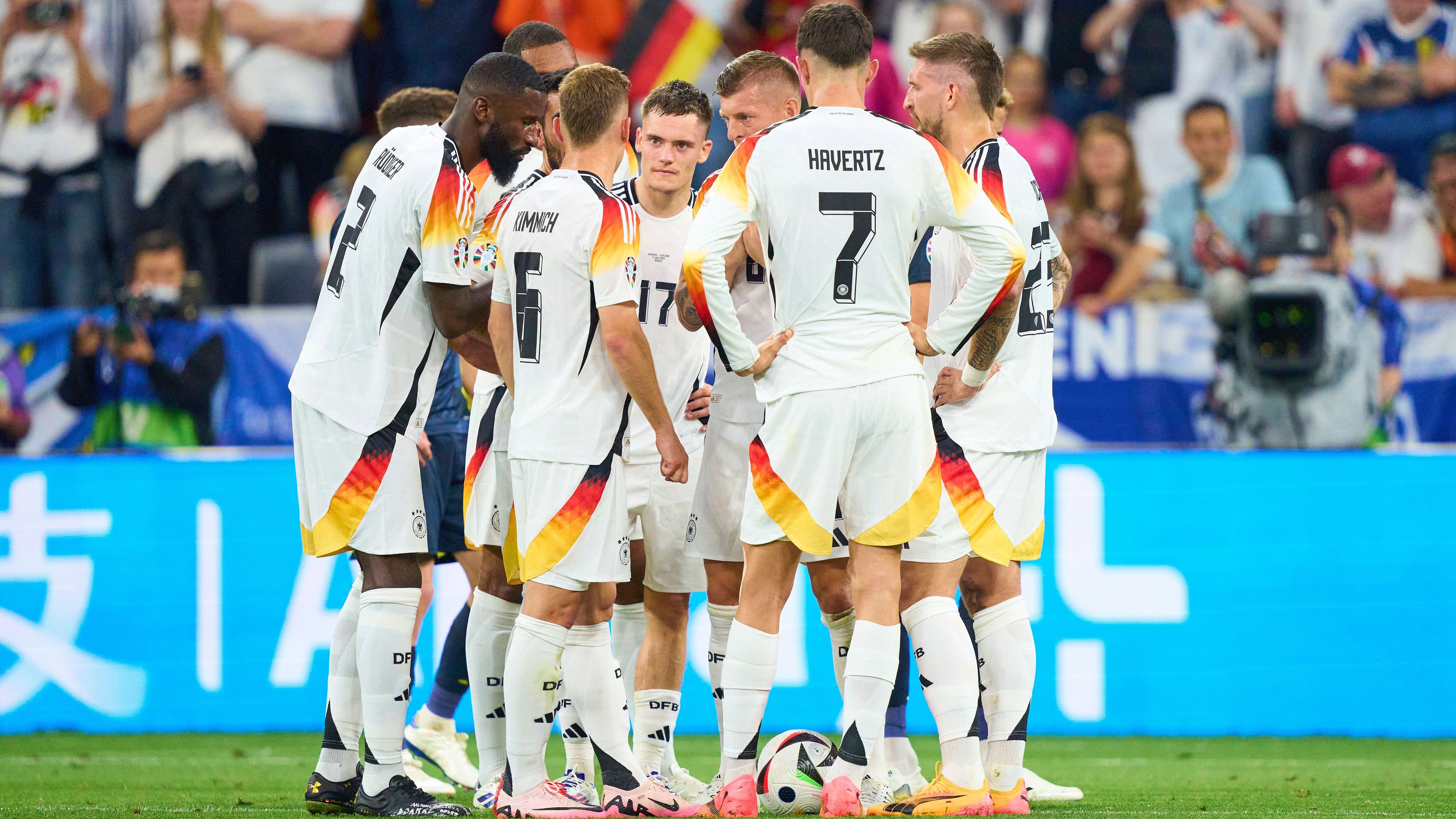 <strong>FIFA The Best 2024: Team des Jahres mit DFB-Duo</strong><br>Vinicius Junior ist Weltfußballer und folgerichtig auch in der besten Mannschaft 2024 dabei. Jeweils einen Platz in der Star-Elf konnten sich auch zwei deutsche Profis sichern. Es handelt sich allerdings weder um die Youngster Jamal Musiala noch um Florian Wirtz. <strong><em>ran</em></strong> stellt die Star-Auswahl vor.