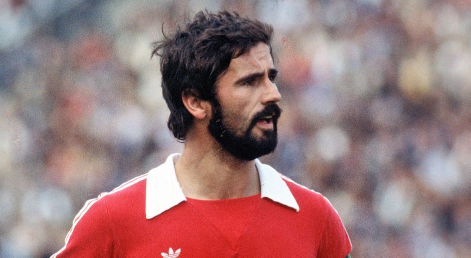 
                <strong>Gerd Müller</strong><br>
                Sturm: Gerd Müller (535 Bayern-Spiele).
              