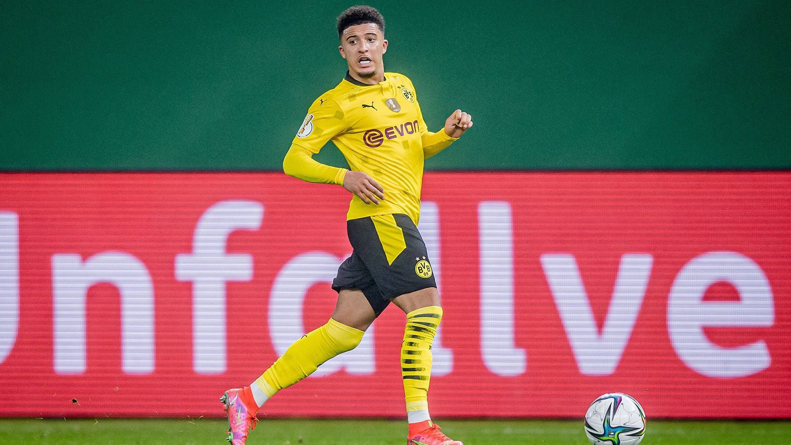 
                <strong>Platz 3: Jadon Sancho</strong><br>
                &#x2022; Gekauft für: 20,59 Millionen Euro<br>&#x2022; Verkauft für: 85 Millionen Euro<br>&#x2022; <strong>Transfergewinn: 64,41 Millionen Euro</strong><br>&#x2022; Wechsel zu: Manchester United (2021)<br>
              