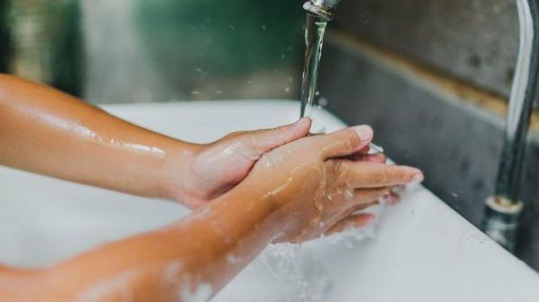 Regelmäßiges Händewaschen sorgt dafür, dass sich Herpes-Viren nicht ausbreiten und andere Personen im Haushalt befallen.