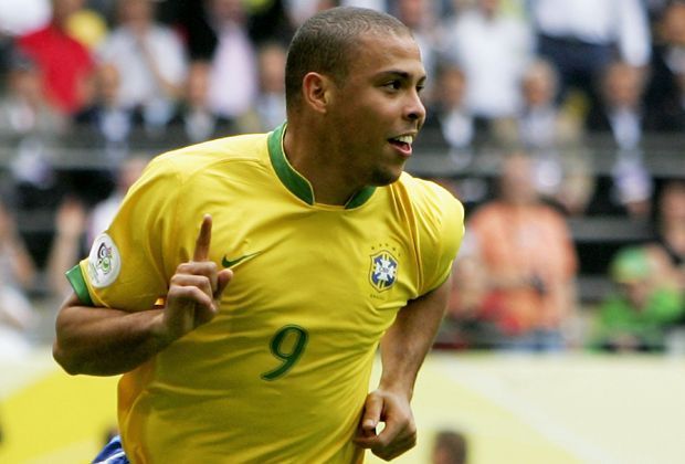 
                <strong>Platz 2: Ronaldo mit 62 Treffern</strong><br>
                Genauso bekannt, fast genauso erfolgreich wie Pele ist Ronaldo. Der geniale Mittelstürmer schoss 62 Tore in 98 Spielen im gelb-grünen Trikot.
              