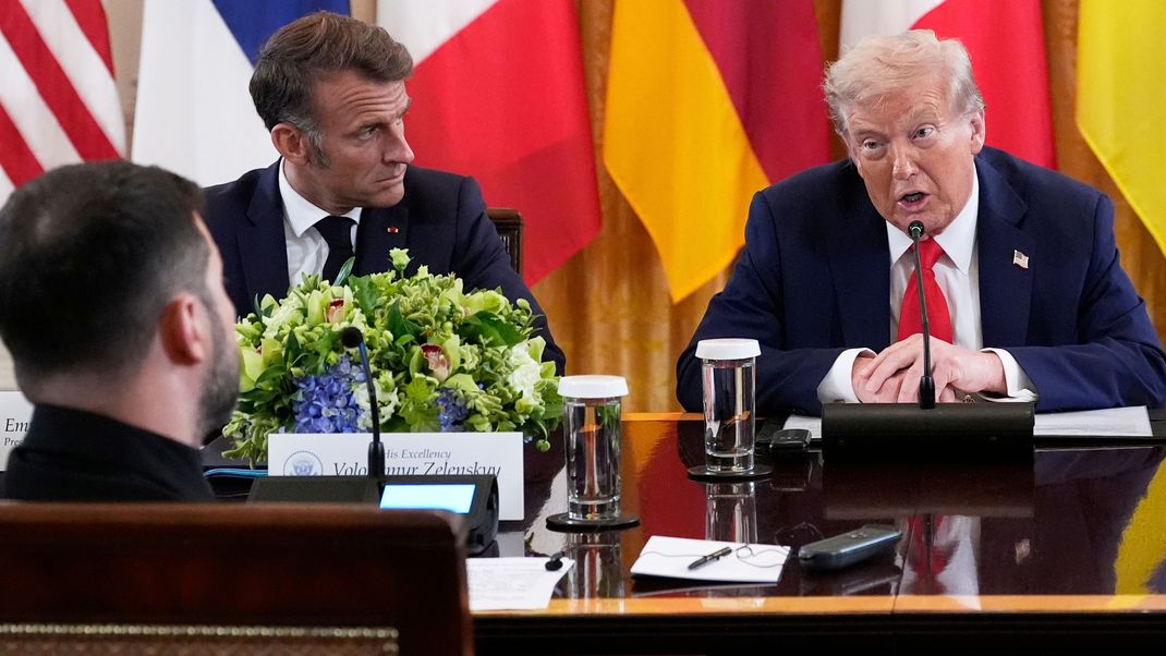 US-Präsident Donald Trump spricht, während Frankreichs Präsident Emmanuel Macron während eines Treffens mit dem ukrainischen Präsidenten Wolodymyr Selenskyj (vorne links) und europäischen Staats- und Regierungschefs im East Room des Weißen Hauses zuhört.