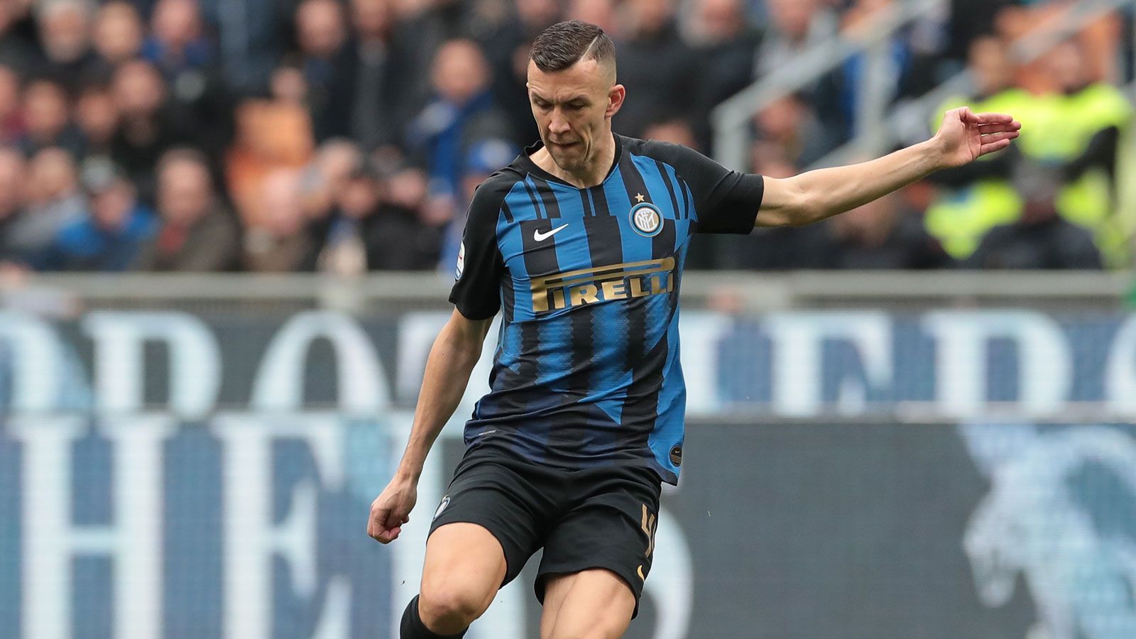 
                <strong>Ivan Perisic</strong><br>
                Bayern-Trainer Niko Kovac soll sich Medienberichten zufolge schon vor einiger Zeit für eine Verpflichtung des Kroaten ausgesprochen haben. Die Bayern lehnten zunächst ab. Doch nach der Verletzung von Leroy Sane und anderen erfolglosen Werbeversuchen auf dem Transfermarkt erscheint Perisic jetzt als Kompromisslösung. Der 30-Jährige wird für ein Jahr von Inter Mailand ausgeliehen. Danach könnten die Bayern eine Kaufoption ziehen. Vielleicht hat er ja mehr Glück als viele seiner Vorgänger.
              