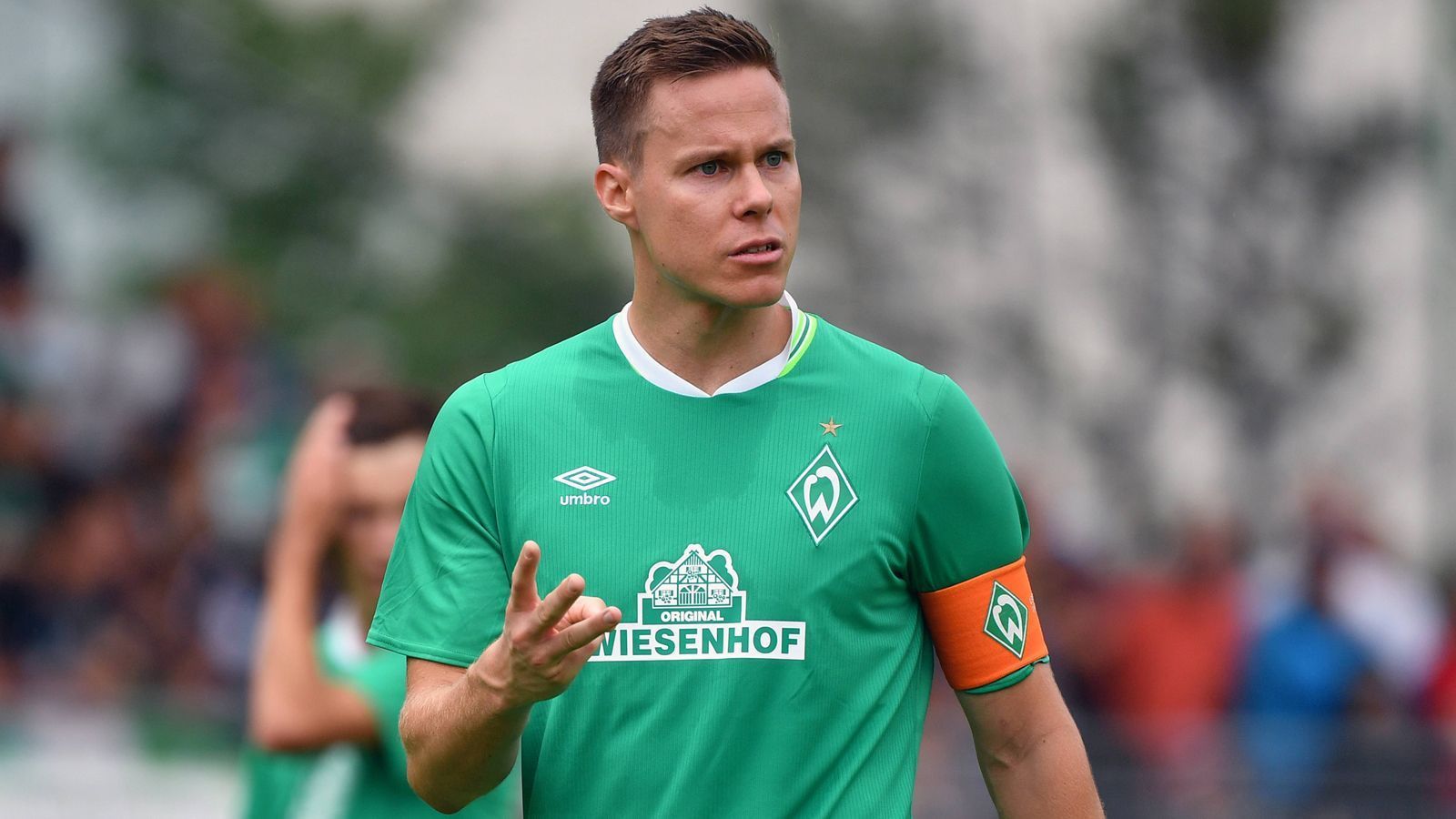 
                <strong>SV Werder Bremen</strong><br>
                Kapitän: Niklas MoisanderPosition: InnenverteidigerIm Verein seit: 2016
              