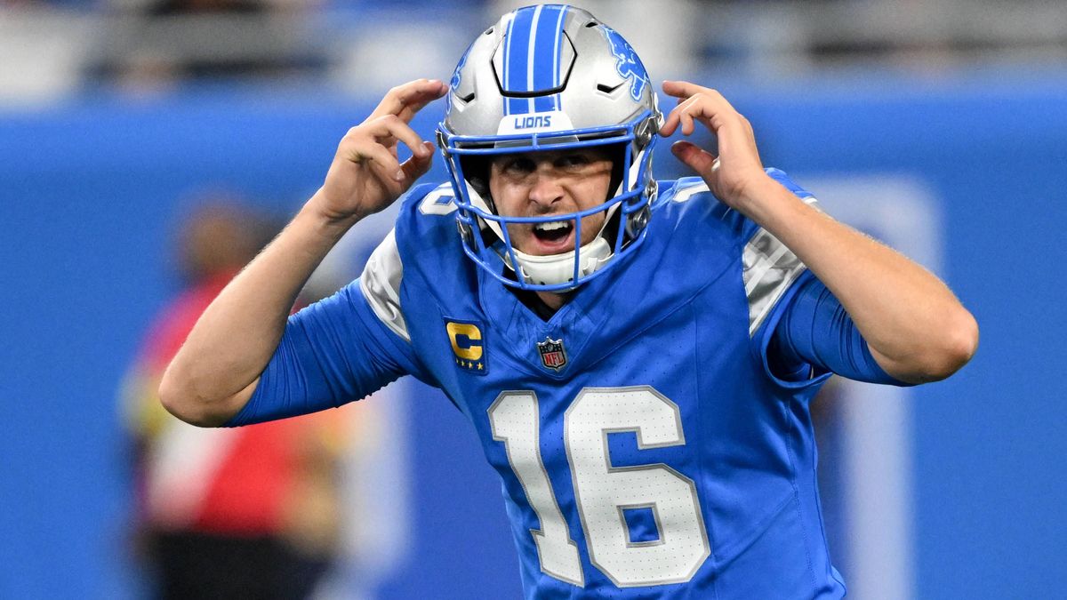 NFL, American Football Herren, USA Chicago Bears at Detroit Lions Sep 14, 2025; Detroit, Michigan, USA; Detroit Lions quarterback Jared Goff (16) calls out a play at the line of scrimmage against t...