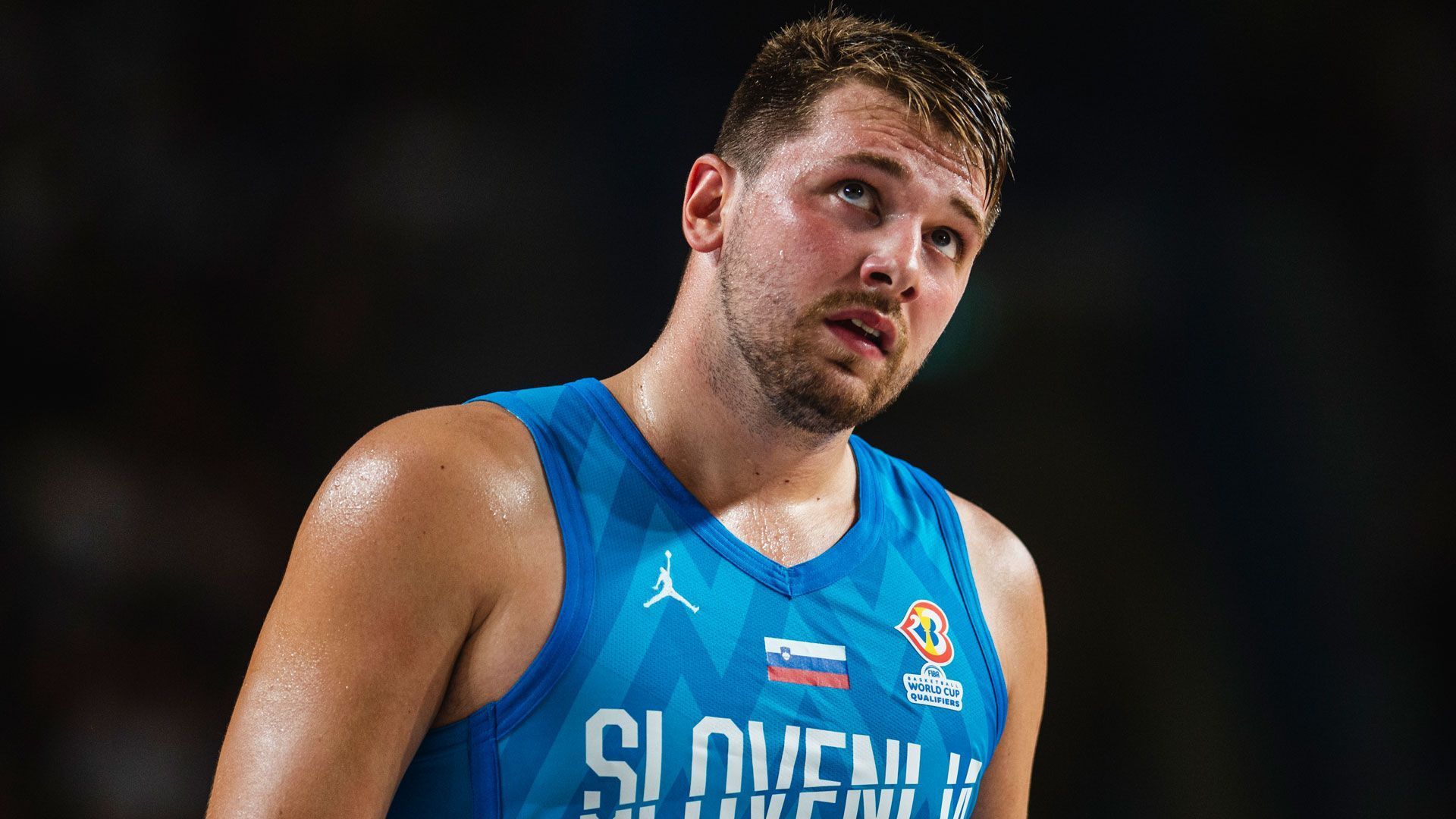 
                <strong>Luka Doncic (Guard, Slowenien / Dallas Mavericks)</strong><br>
                Einer der absoluten Ausnahmekönner bei der Europameisterschaft ist Sloweniens Luka Doncic, der seit 2018 in der NBA für die Dallas Mavericks auf Korbjagd geht. In seiner ersten Saison wurde Doncic als bester Rookie ausgezeichnet. Seither überzeugt "Luka Magic" mit seiner unwiderstehlichen Ballbehandlung, Spielfreude und spektakulären Abschlüssen. In der vergangenen Saison führte der designierte Nachfolger Dirk Nowitzkis die Mavericks erstmals seit 2011 in die Conference Finals. 2020 bis 2022 war Doncic dreimal All-Star und jeweils Teil des All-NBA First Teams. 
              