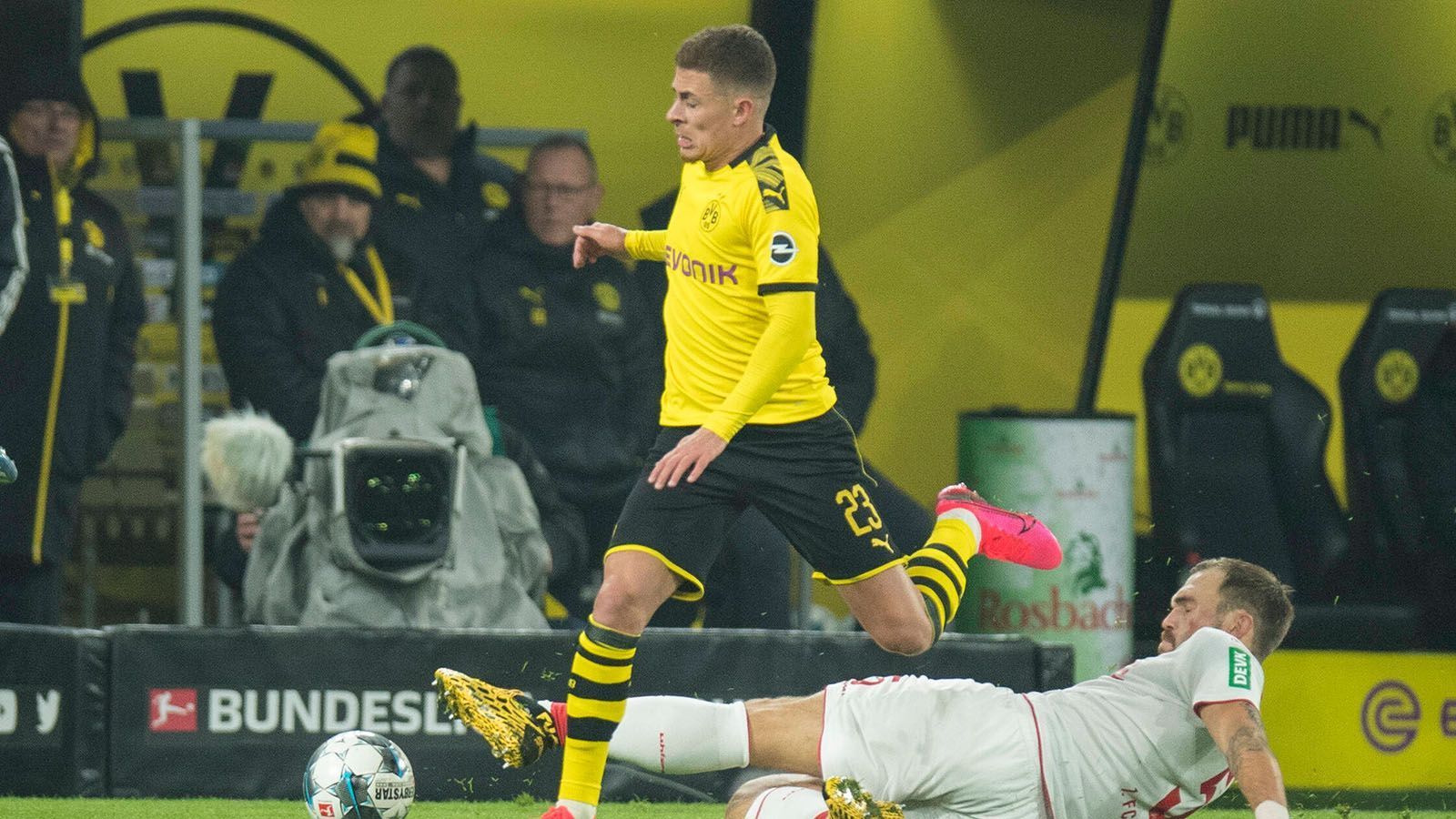 
                <strong>Thorgan Hazard</strong><br>
                Wie immer sehr beweglich, mit gutem Auge. Offenbart aber mal wieder seine Schwäche: der Abschluss. Frei vor dem Tor muss er in der 40. Minute das 3:0 machen, stattdessen schießt er Horn an. Taucht danach mehr oder weniger ab. Fleißig, aber zu selten effektiv. Macht in der 65. Minute Platz für Haaland. ran-Note: 4
              