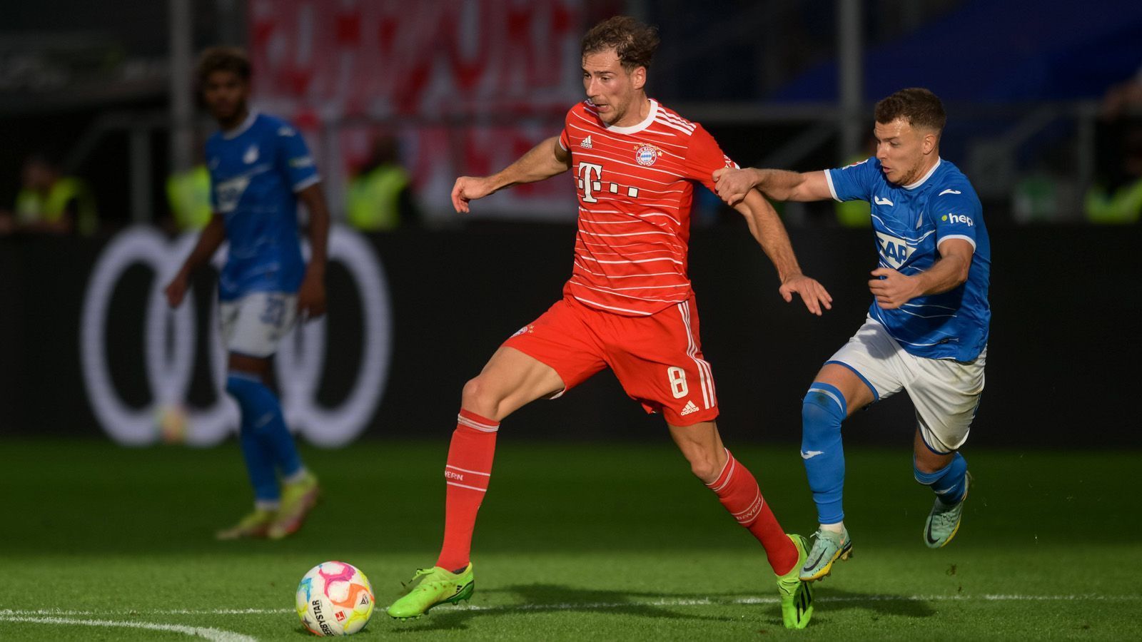 
                <strong>Leon Goretzka (FC Bayern)</strong><br>
                Nach seinem verletzungsgeplagten Saisonstart fand Goretzka immer besser in Fahrt und gewann den internen Konkurrenzkampf gegen Marcel Sabitzer. Bei seinen letzten zehn Pflichtspiel-Einsätzen gelangen ihm neun Torbeteiligungen (5 Tore, 4 Vorlagen). Wie Gnabry in Topform. 
              