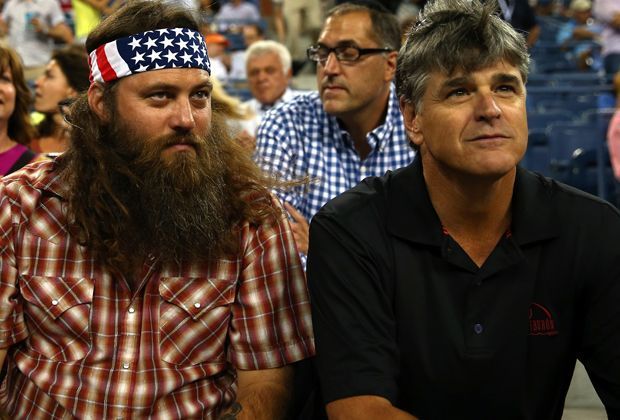 
                <strong>Willie Robertson </strong><br>
                "Duck-Dynasty"-Star Robertson (li.) hätten wir wohl nicht auf der Tribüne erwartet. Die Reality-Serie "Duck-Dynasty" berichtet aus dem Leben der Südstaatenfamilie Robertson, die ein Imperium rund um Jagdsportartikel aufgebaut hat. 
              