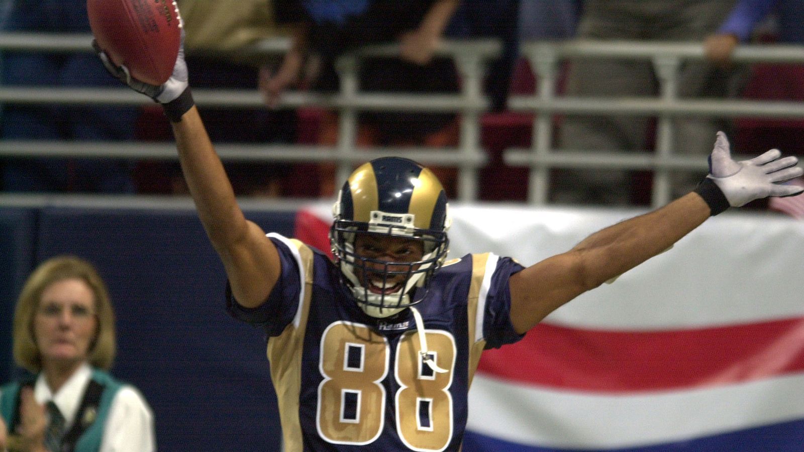 
                <strong>Torry Holt (St. Louis Rams und Jacksonville Jaguars) - Wide Receiver</strong><br>
                Holt ist einer der wenigen Offensivspieler der legendären "Greatest Show on Turf", der seinen Weg noch nicht in die Hall of Fame gefunden hat. Während Quarterback Kurt Warner, Running Back Marshall Faulk und auch Holts Receiving-Partner Isaac Bruce bereits aufgenommen wurden, wartet der siebenmalige Pro Bowler seit seinem Karriereende 2009 auf die Aufnahme. Holt ist Mitglied im All-Decade-Team der 2000er und konnte mit St. Louis Super Bowl XXIV gewinnen, zudem war der Erstrundenpick von 1999 zweimal Receiving-Yards-Leader in der NFL. Aktuell belegt Holt den 13. Platz für die meisten Receiving Yards in der NFL-Geschichte.
              