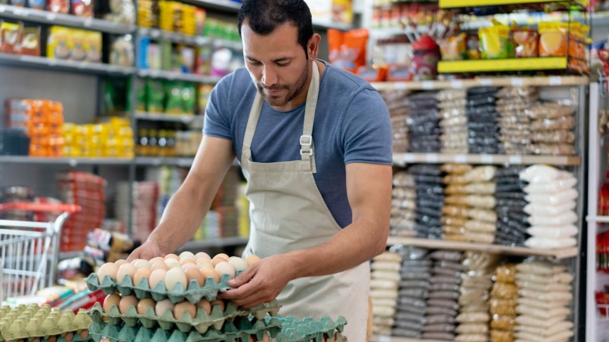 Ein Mann Sortiert Eier Imsupermarkt Gettyimages 1212811003