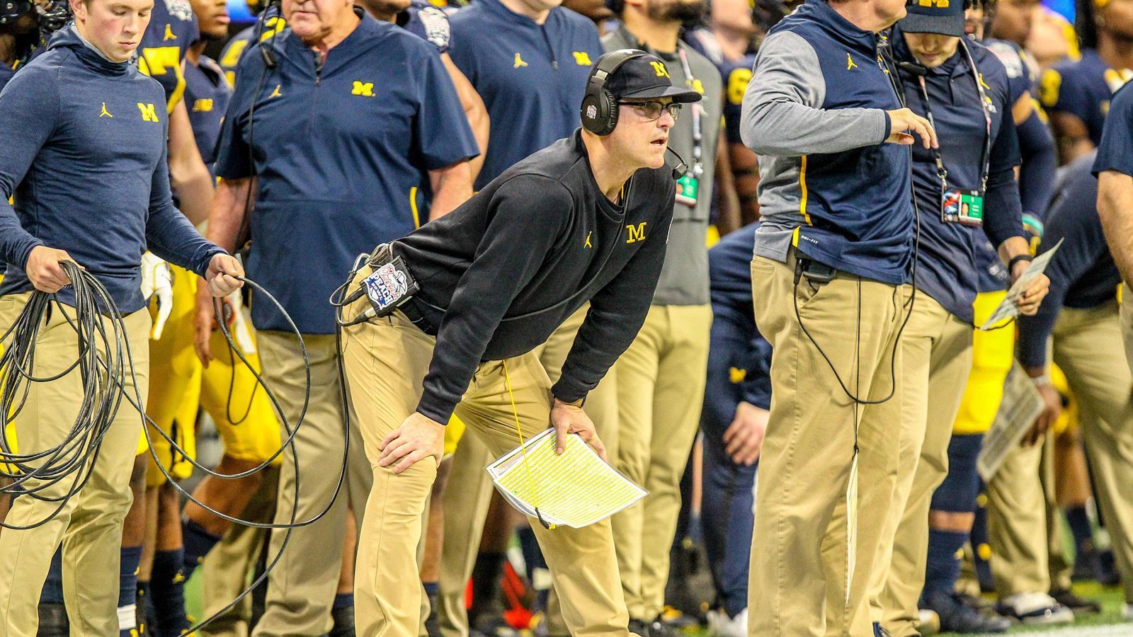 
                <strong>Jim Harbaugh</strong><br>
                Jüngste Gerüchte darum, dass es Head Coach Jim Harbaugh nach einer weiteren durchwachsenen Saison mit den Wolverines wieder in die NFL ziehen würde, nannte der Head Coach vergangene Woche "totaler Mist". Er sendete sogar Briefe an die Eltern seiner Spieler, um jene Gerüchte zu entkräften. Überhaupt: Jim Harbaugh ist ein "Michigan Man" durch und durch. Nachdem er bereits selbst das College besuchte, kehrte Harbaugh nach 14 Jahren Spielerkarriere sowie weiteren 13 Jahren als Coach wieder zurück nach Ann Arbor, der Heimatstadt der Universität, um als Head Coach anzuheuern. Für umsonst arbeitet Harbaugh trotzdem nicht. Der 55-Jährige verdient rund 7,5 Millionen Dollar im Jahr.
              