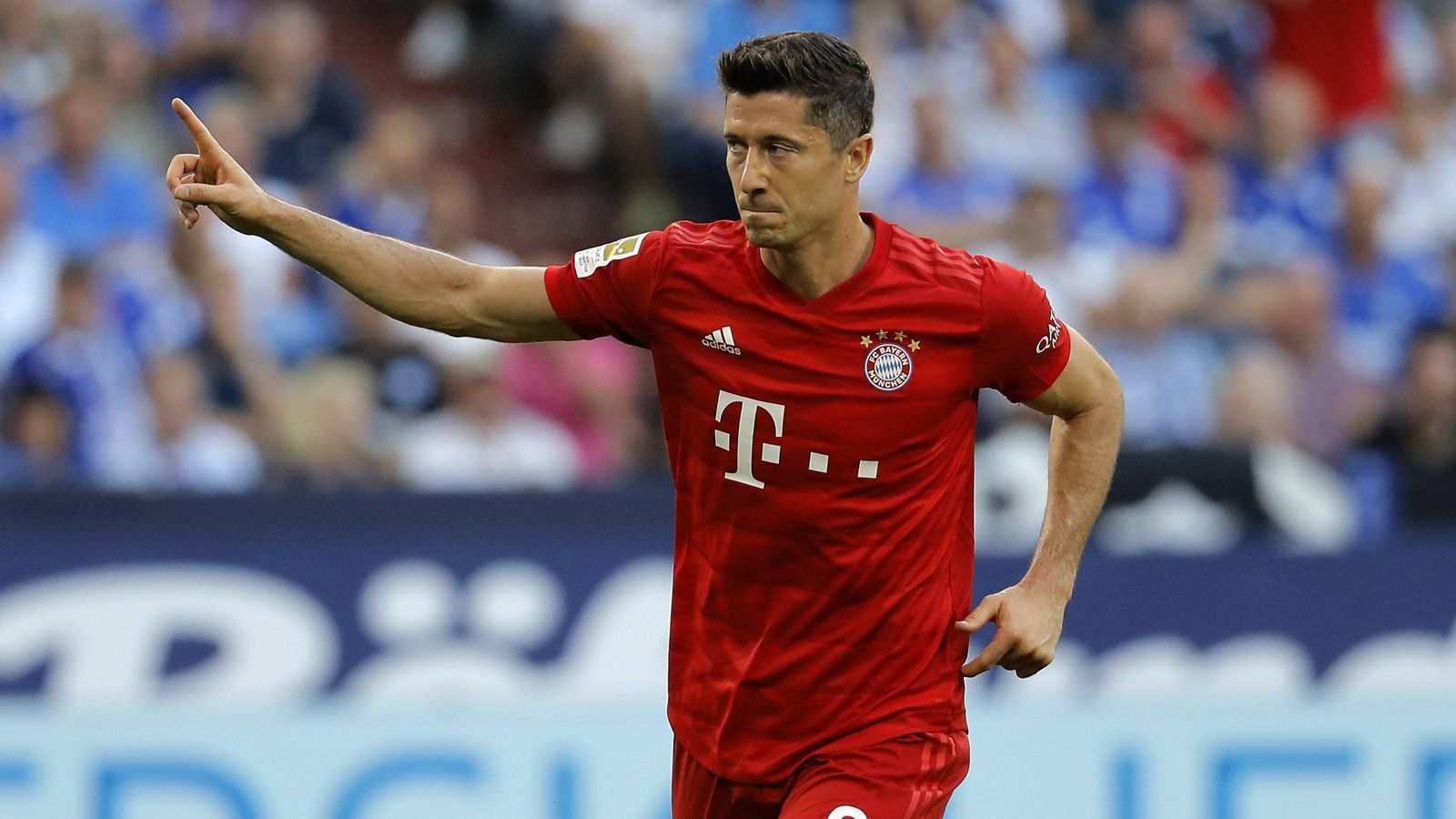 
                <strong>Robert Lewandowski</strong><br>
                Bekommt in der Anfangsphase gegen tief stehende Schalker kaum Bälle im Sturmzentrum. Geht daher tiefe Wege ins Mittelfeld, um das statische Münchner Angriffsspiel zu beleben und Räume in die Schalker Deckung zu reißen. Hat nach Ecke von Kimmich per Kopf die erste gute Chance für die Münchner (17.). Wenige Minuten darauf sorgt er vom Punkt sicher für die Bayernführung (20.). Mit einem fantastischen Freistoß aus 25 Metern zentraler Position unhaltbar in den Winkel erzielt er auch das 2:0 (50.). Setzt sich nach Vorarbeit von Coman in unnachahmlicher Manier gegen Sane durch und schiebt trocken zum 3:0 (75.). Bester Mann auf dem Platz. ran-Note: 1
              