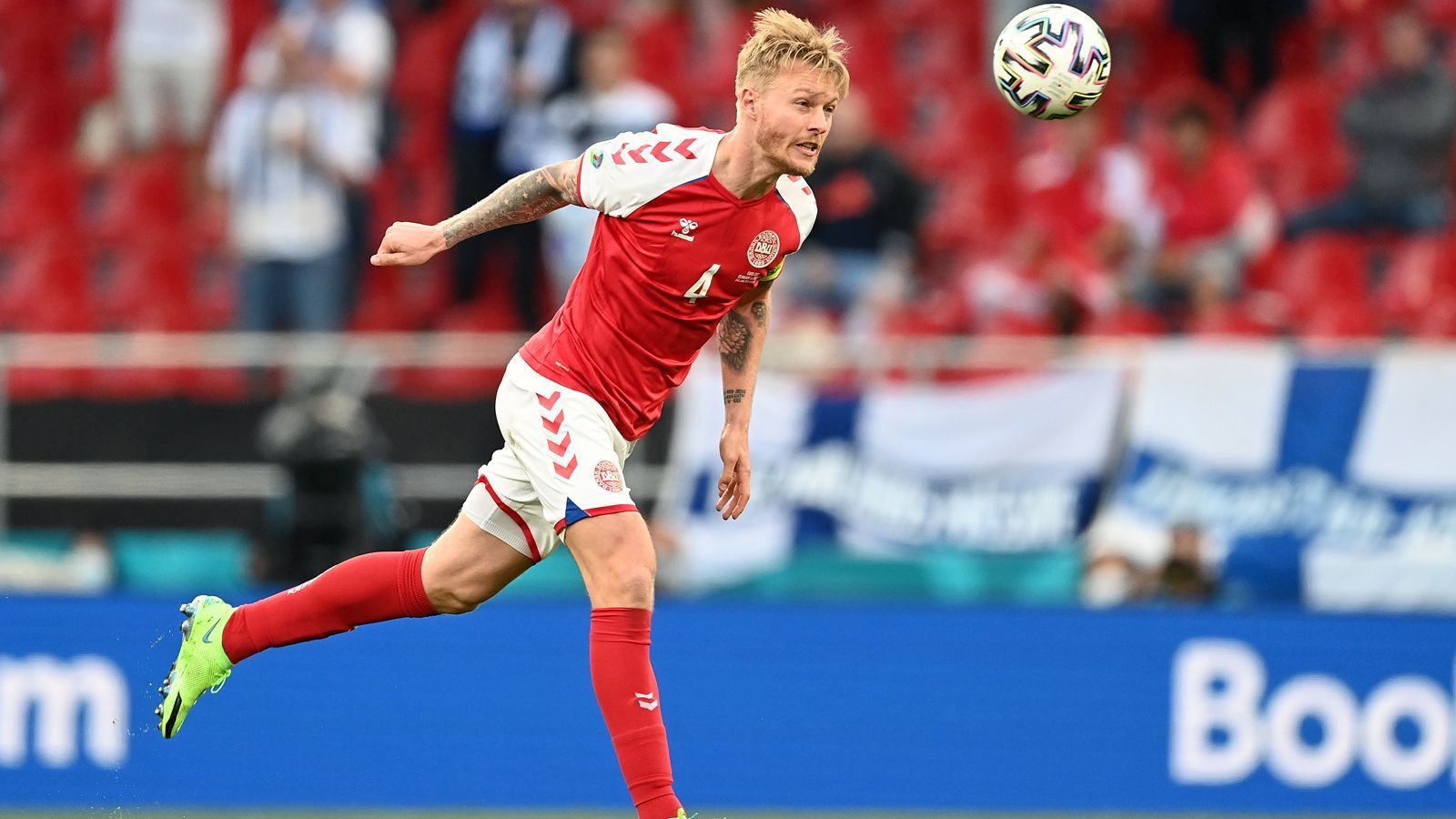 
                <strong>Abwehr: Simon Kjaer (Dänemark)</strong><br>
                Die Dänen waren als Halbfinal-Teilnehmer unter den Topnationen Italien, Spanien und England die positive Überraschung des Turniers. Dabei hatte Dänemark nach dem Eriksen-Schock eine große Bürde zu tragen, meisterte diese Aufgabe jedoch souverän - auch dank Simon Kjaer. Der Abwehrchef hielt nicht nur nach der 0:1-Pleite gegen Finnland den Laden defensiv weiter entscheidend zusammen, sondern agierte gerade in direkter Folge des Kollaps von Eriksen menschlich erstklassig. Er tröstete Eriksens Lebensgefährtin während der Unterbrechung gegen Finnland auf dem Spielfeld und ging im weiteren Turnierverlauf als Leader voran. Auch das unglückliche Eigentor beim Halbfinal-Aus gegen England änderte an nichts dem überragenden Bild, das Kjaer während der EM 2021 sportlich und menschlich abgab.
              